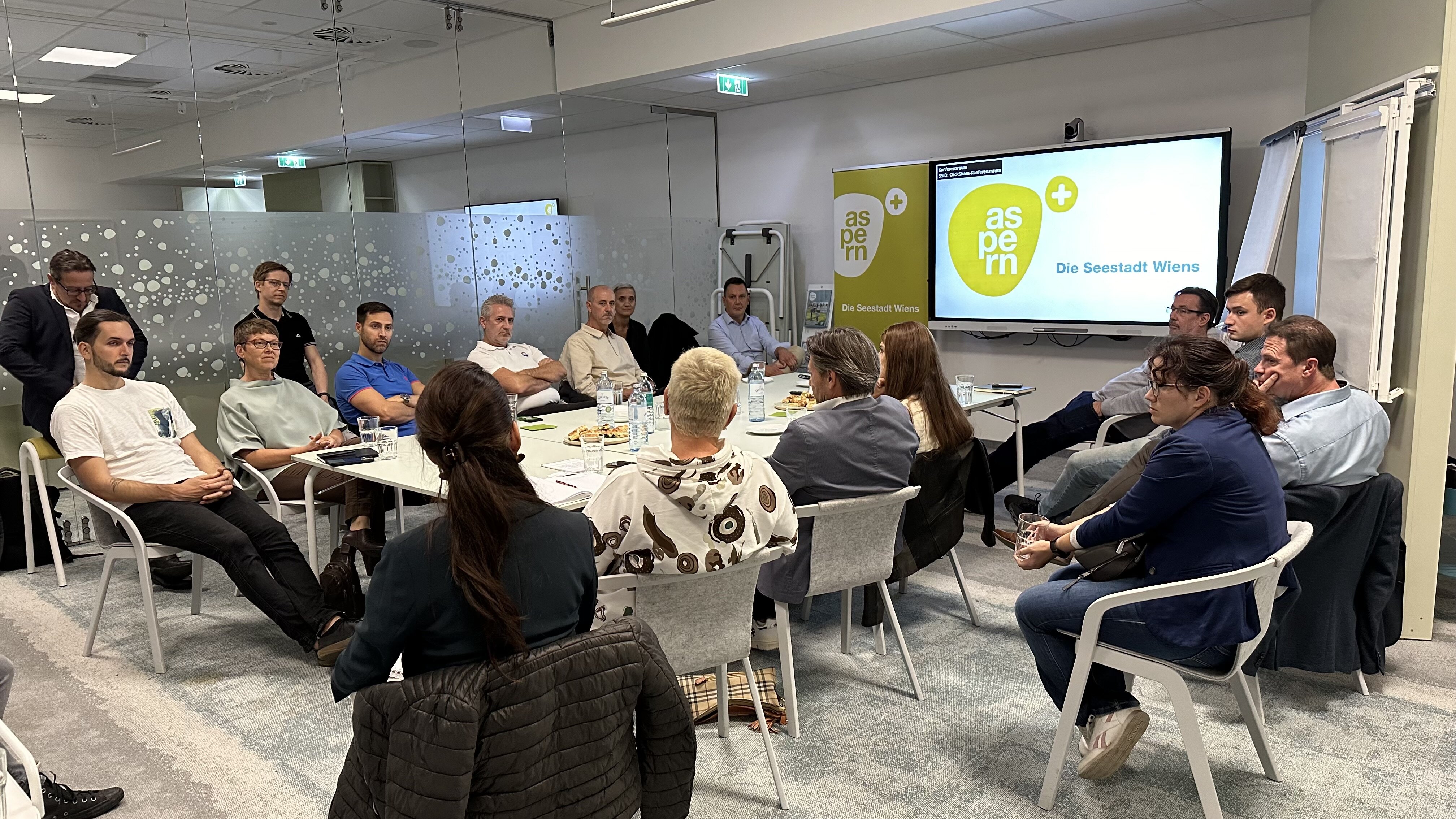 Menschen sitzen um einen großen Tisch