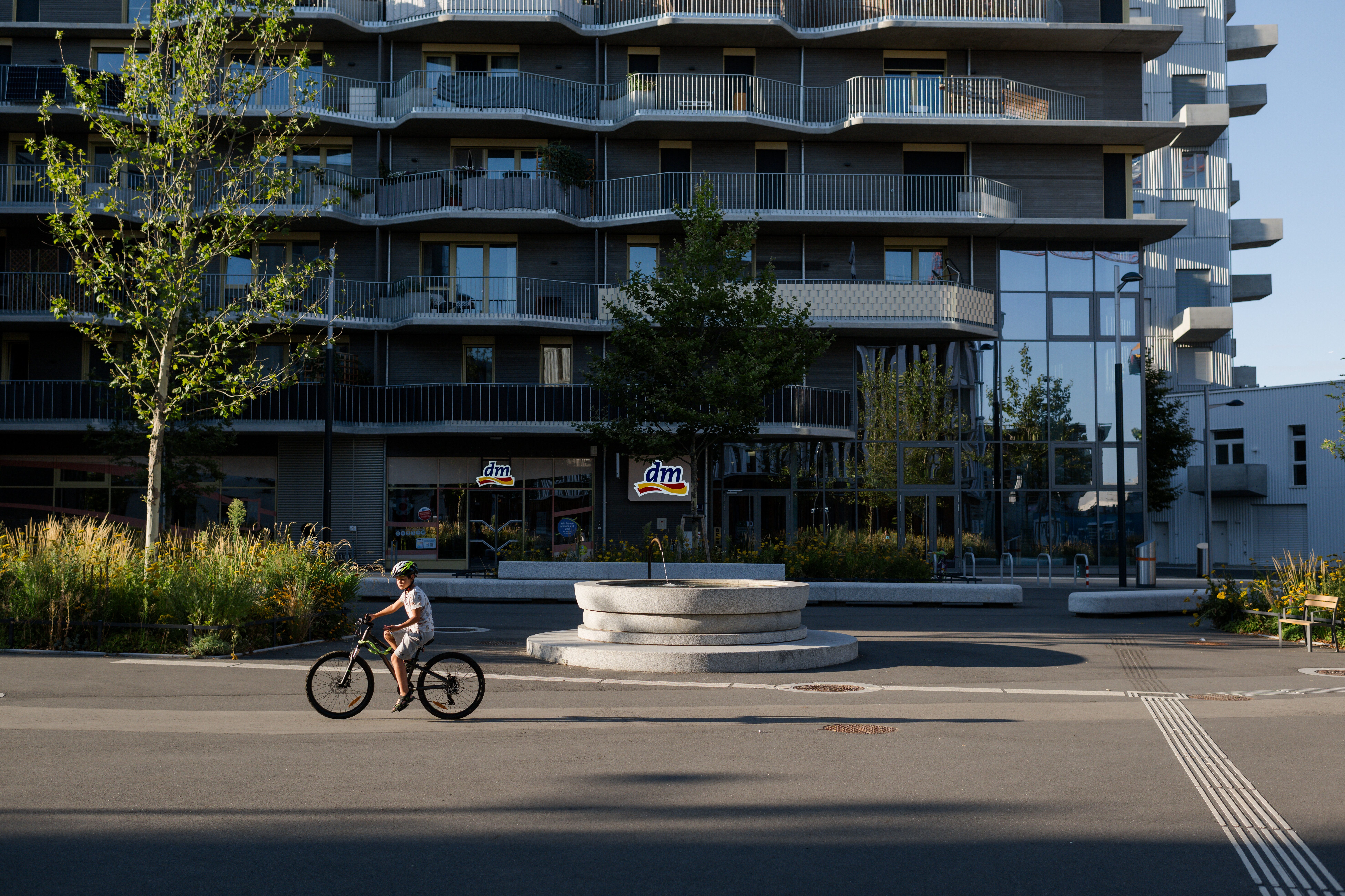 ein Kind fährt auf einem Rad