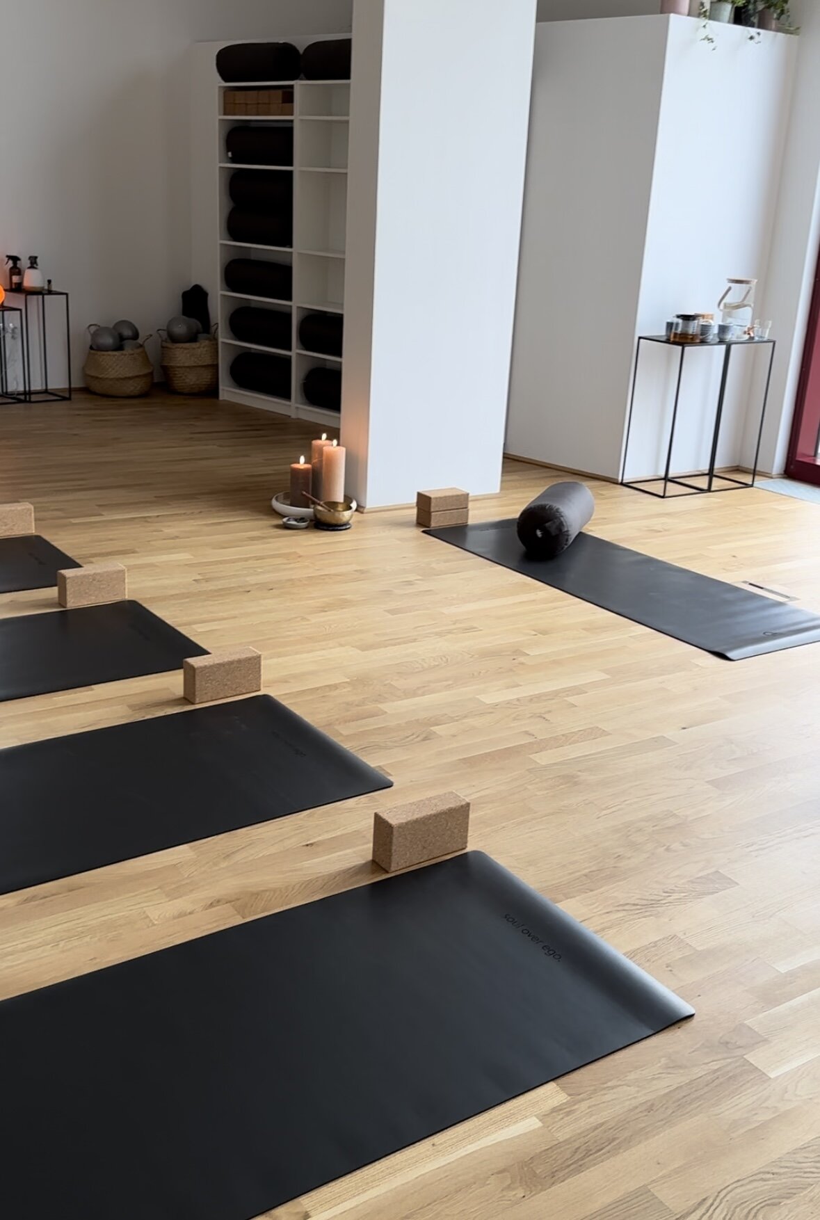 Matten liegen auf einem Holzboden