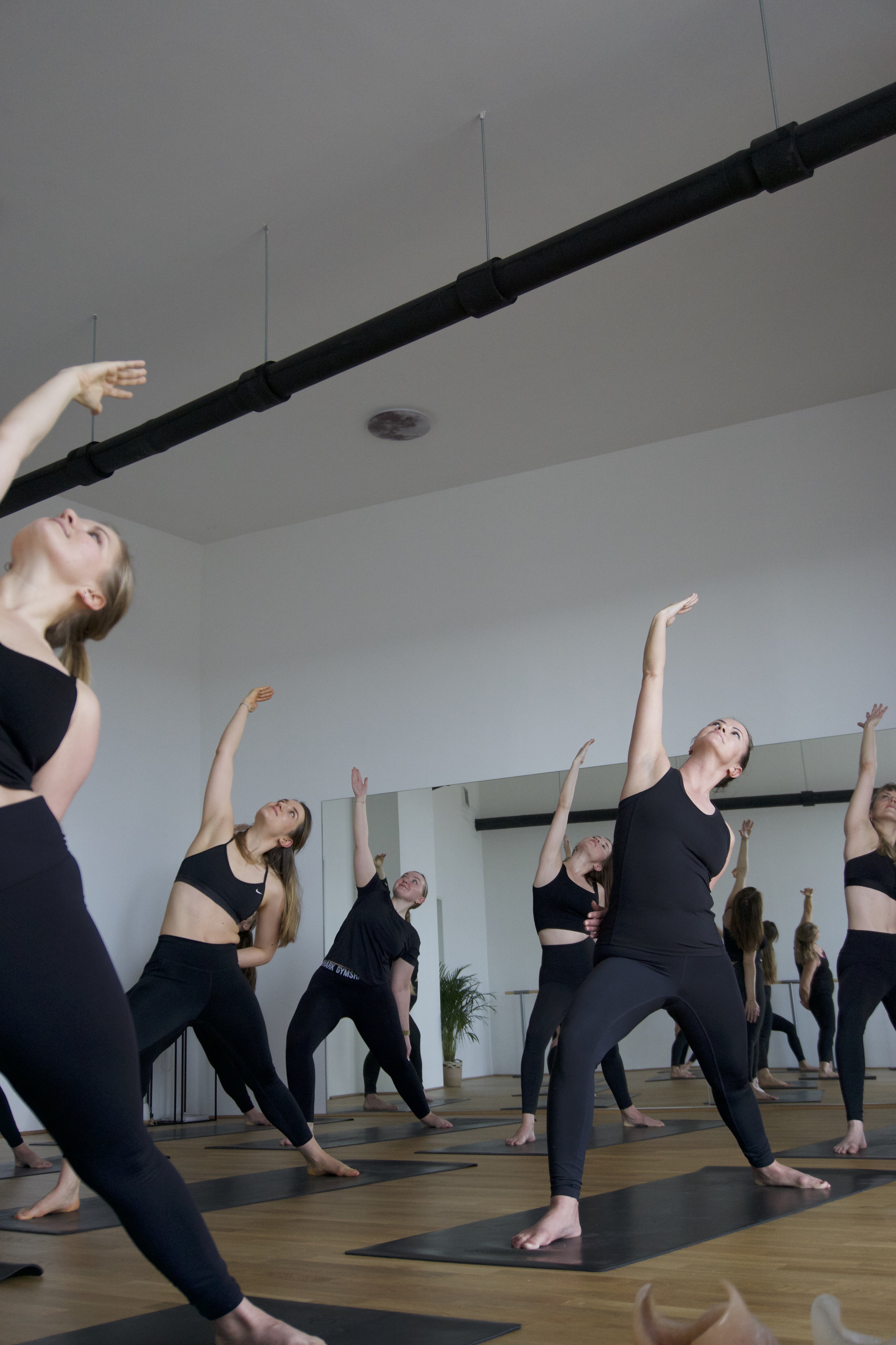 Menschen sind in einer Yogaposition