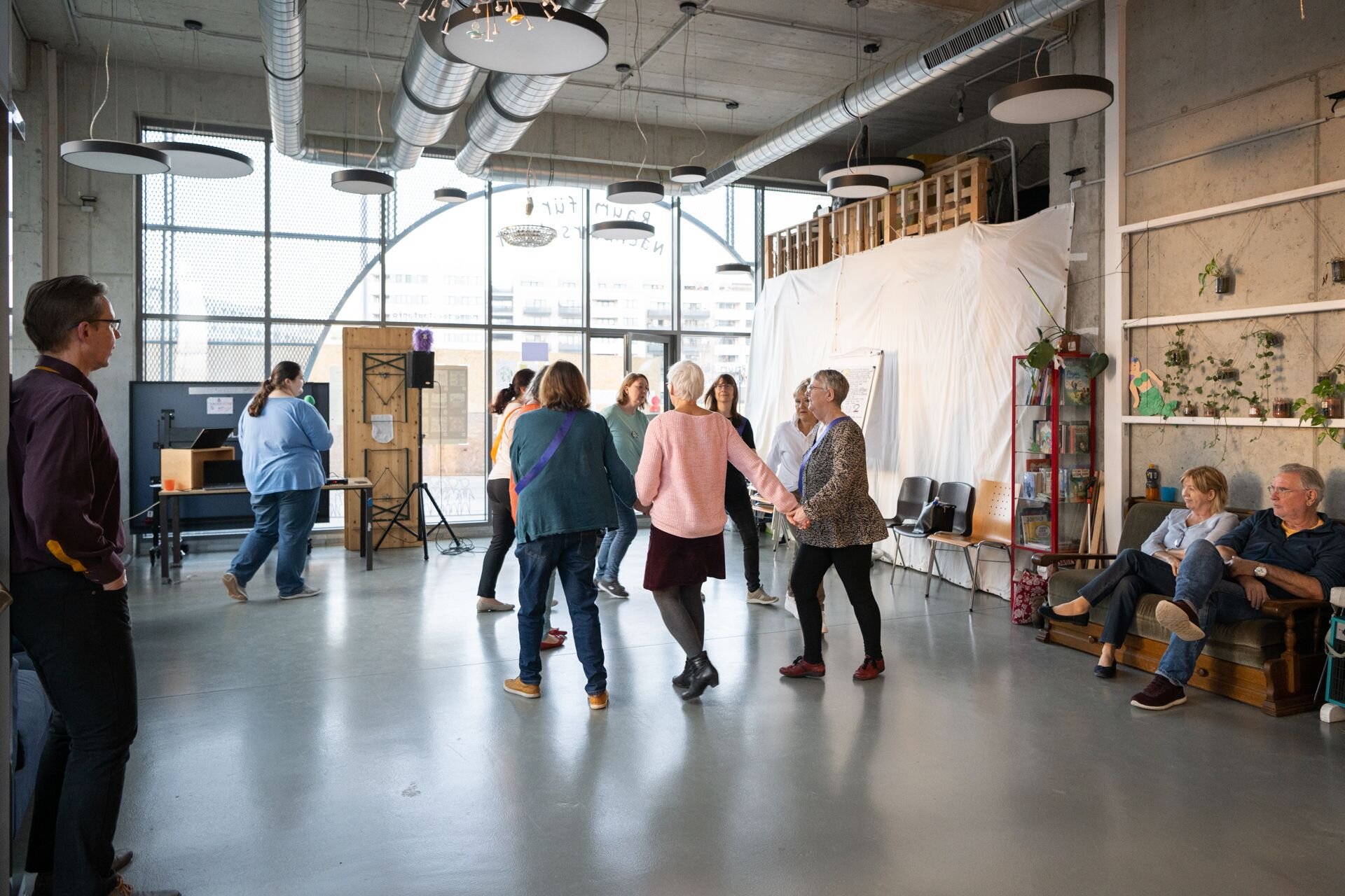 Menschen tanzen im Kreis