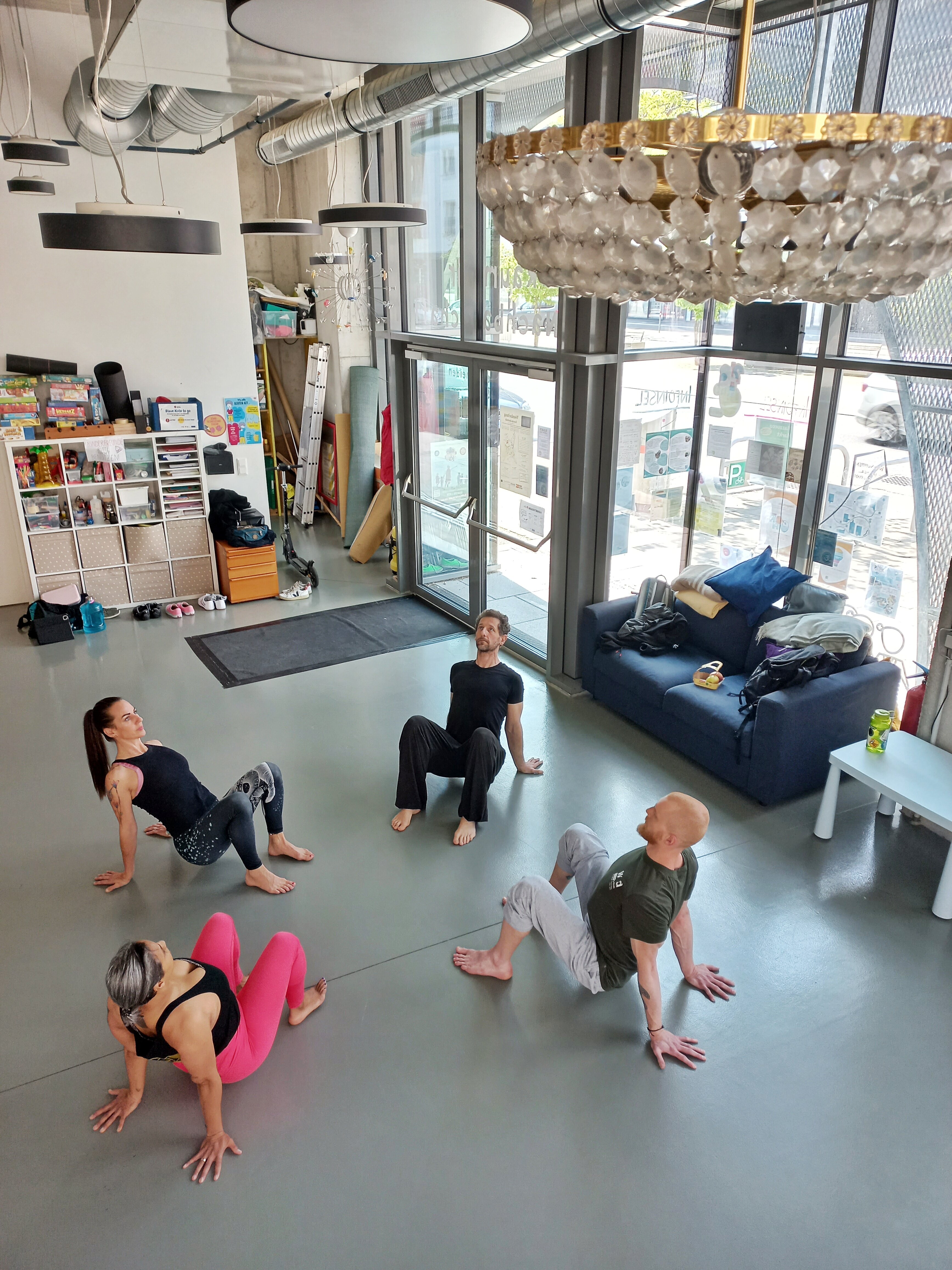 Menschen trainieren gemeinsam im Kreis