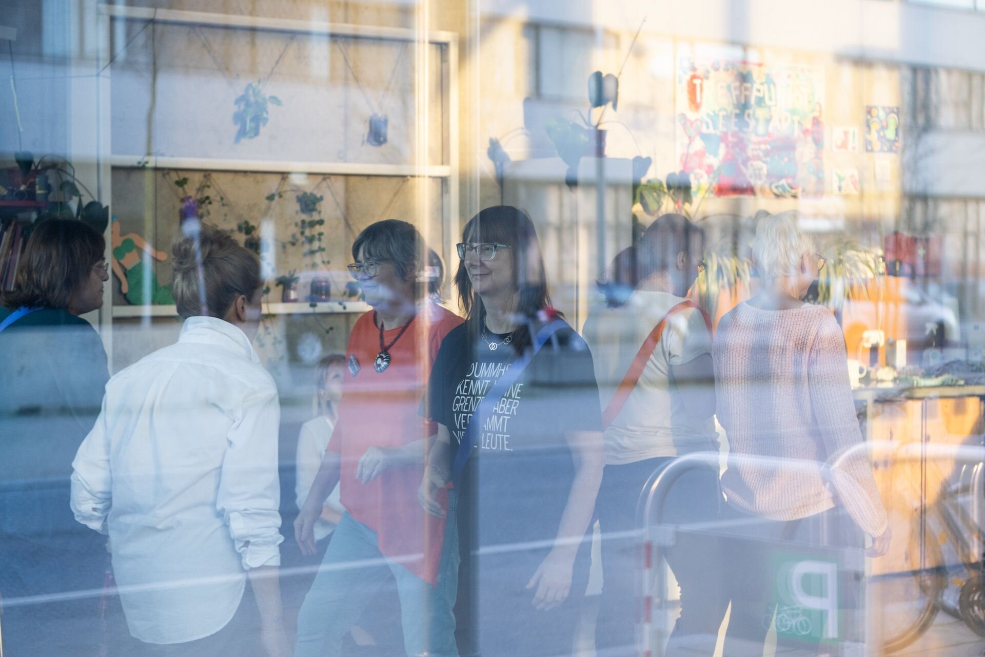 Menschen tanzen im Kreis