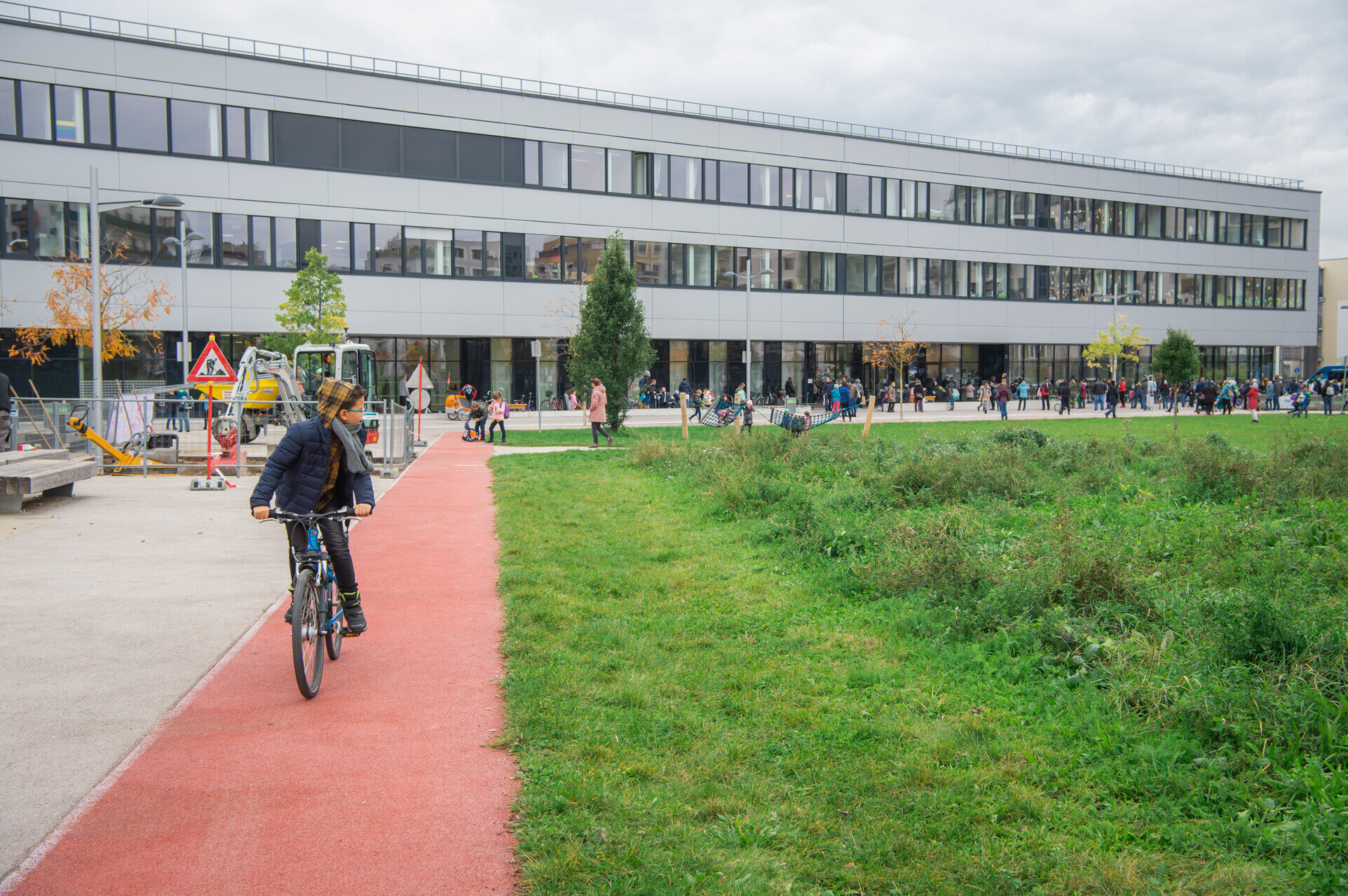 ein Kind fährt am Rad