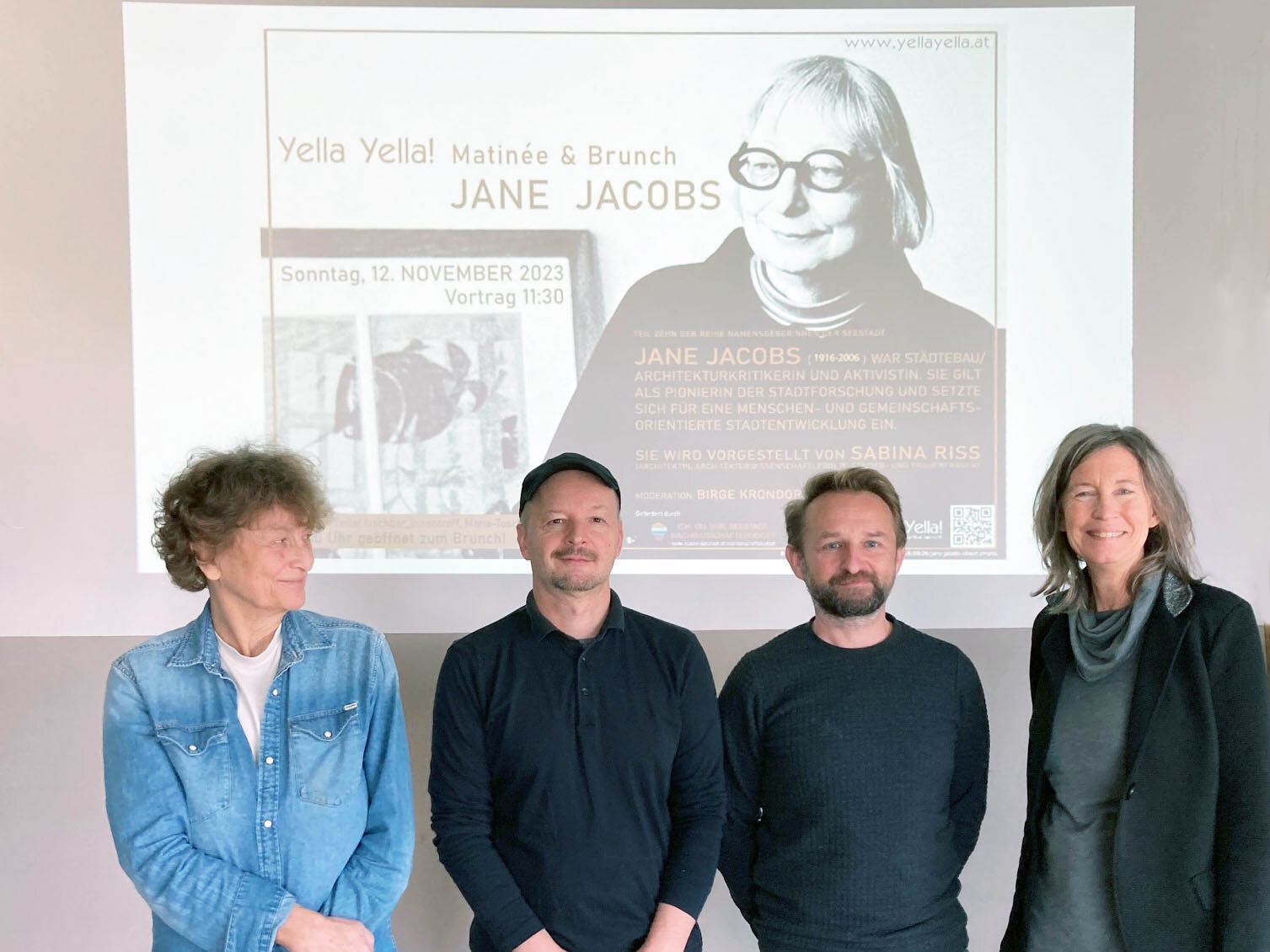 4 Menschen vor einer weißen Wand