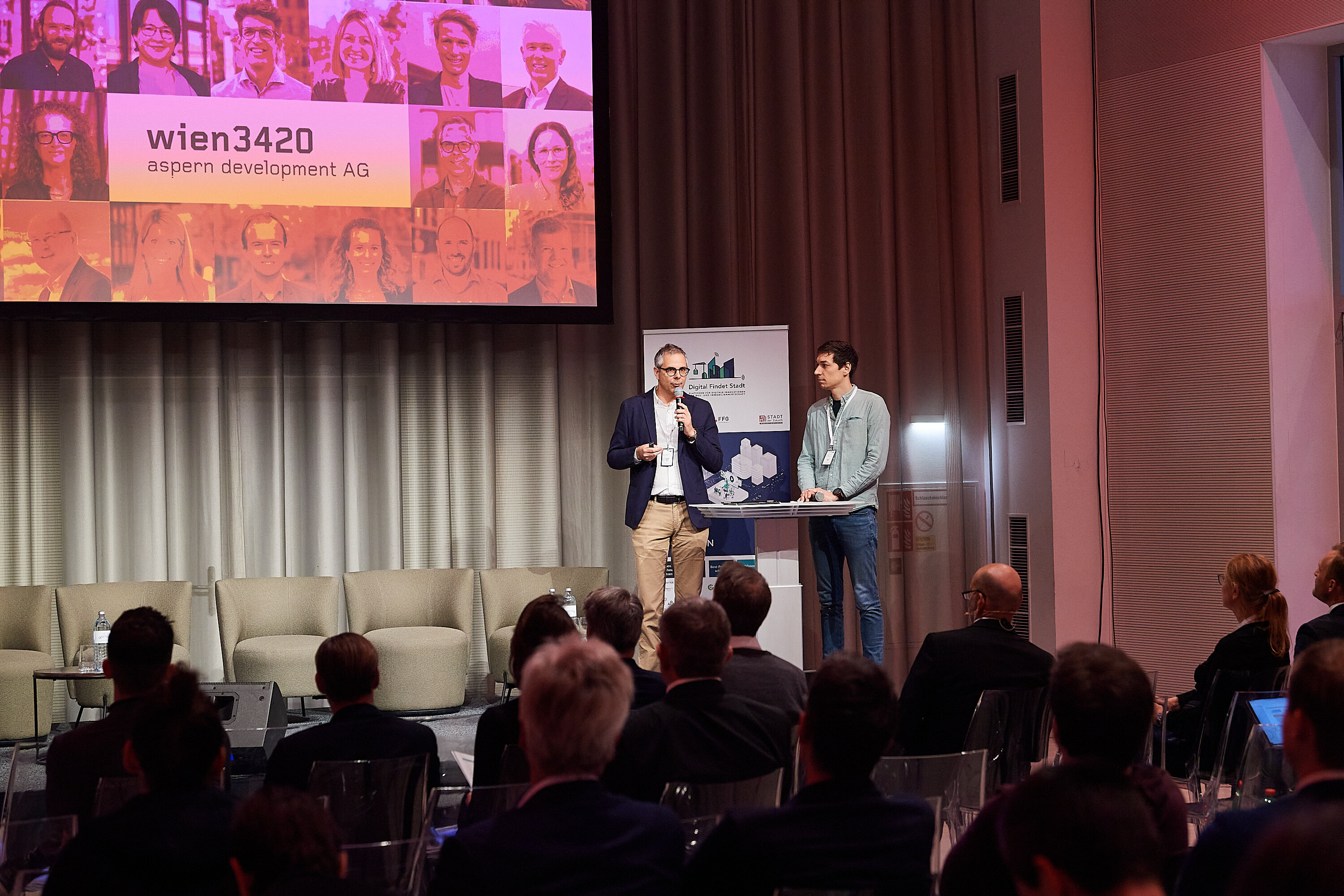 Vortrag von Peter Hinterkörner, Leiter für Planung und Qualitätssicherung bei der Wien 2430, und Morten Konturek, Projektmanager für Geoinformation bei der Wien 3420 beim Innovationskongress 2023