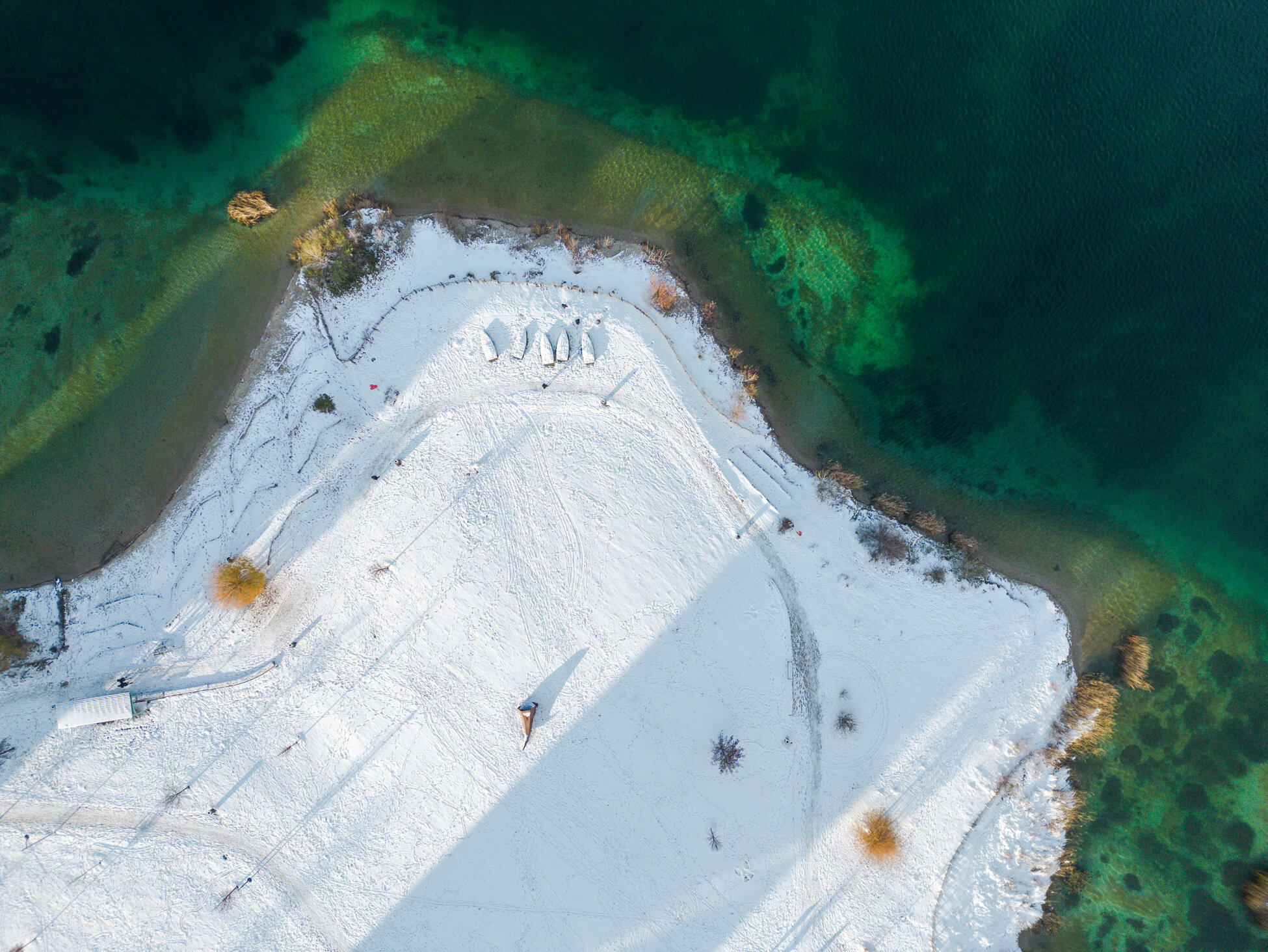 der See und Park in der Seestadt von oben