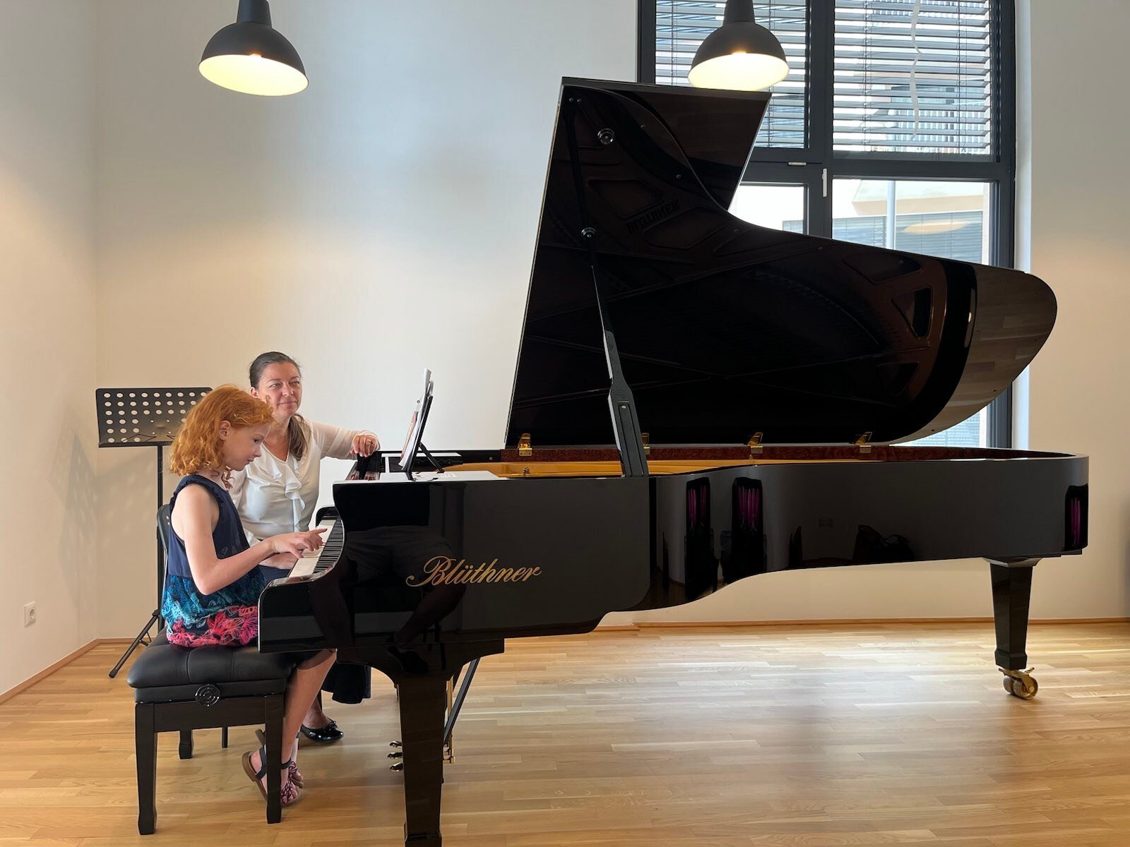 ein Kind sitzt am Klavier