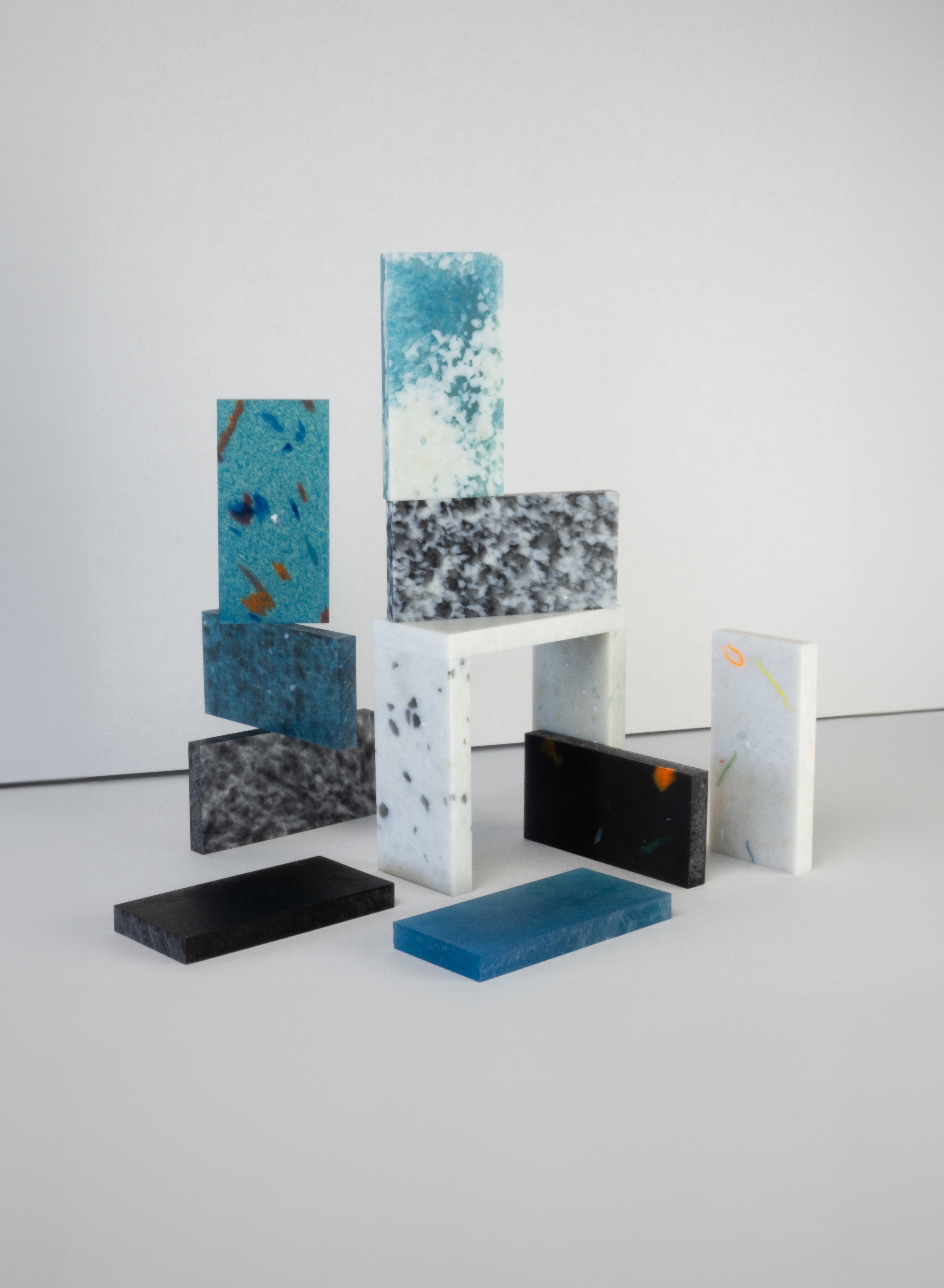 Platten in verschiedenen Formen und Farben