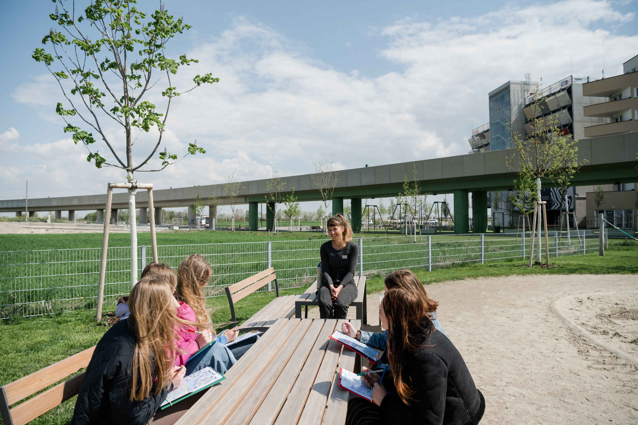 Menschen sitzen auf einer Bank