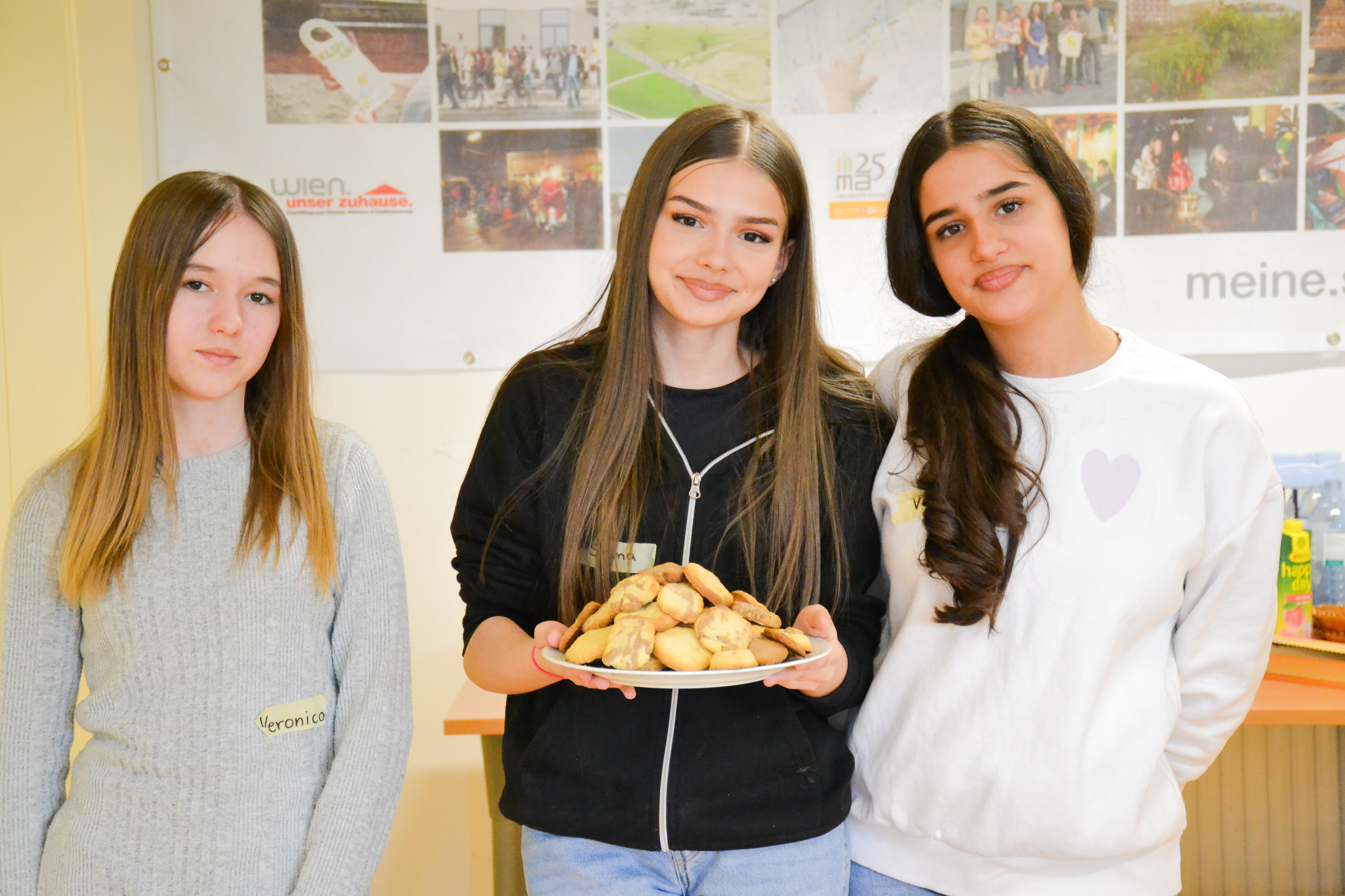 Menschen halten ein Teller Kekse in der Hand
