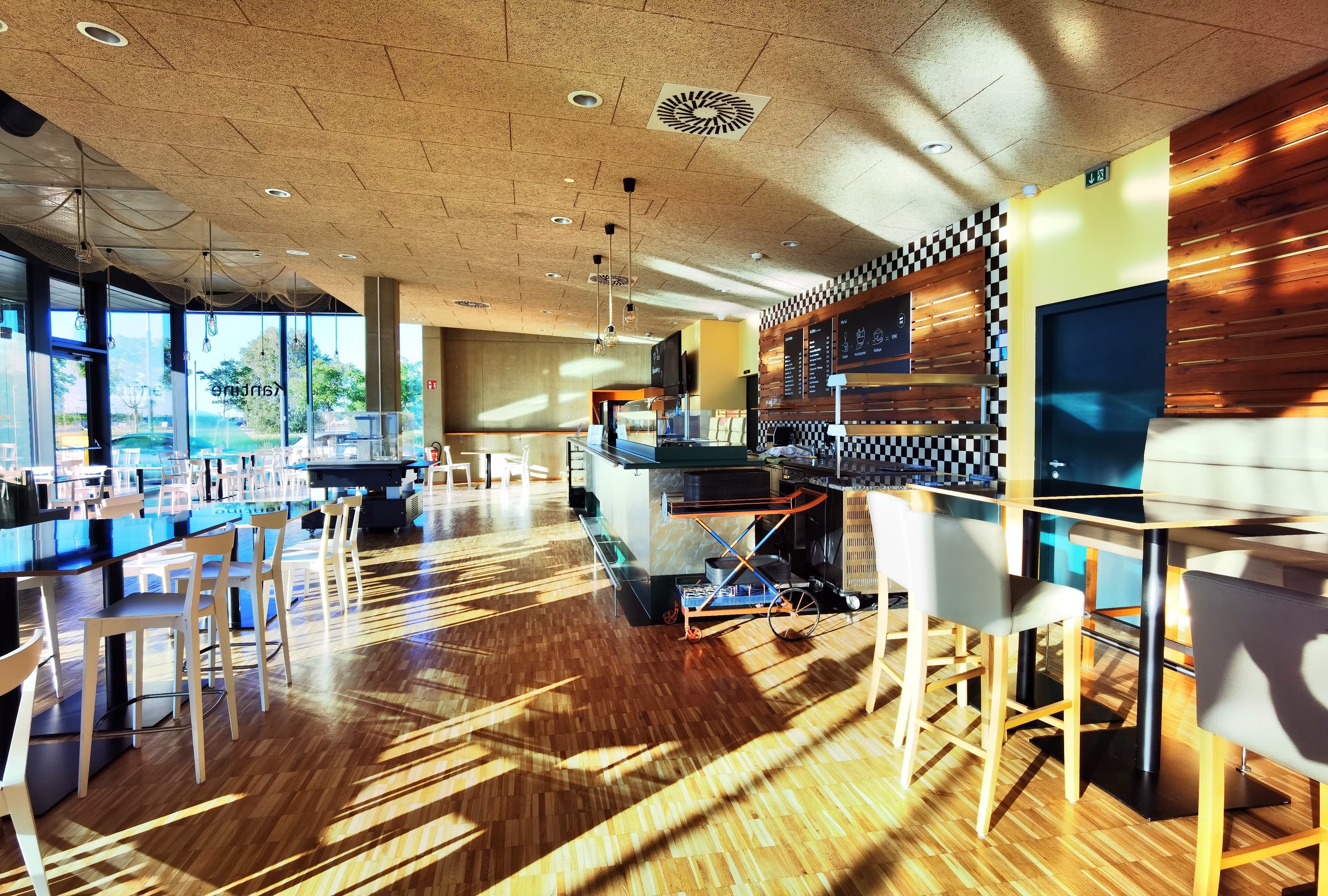 Raum mit mehreren Sesseln