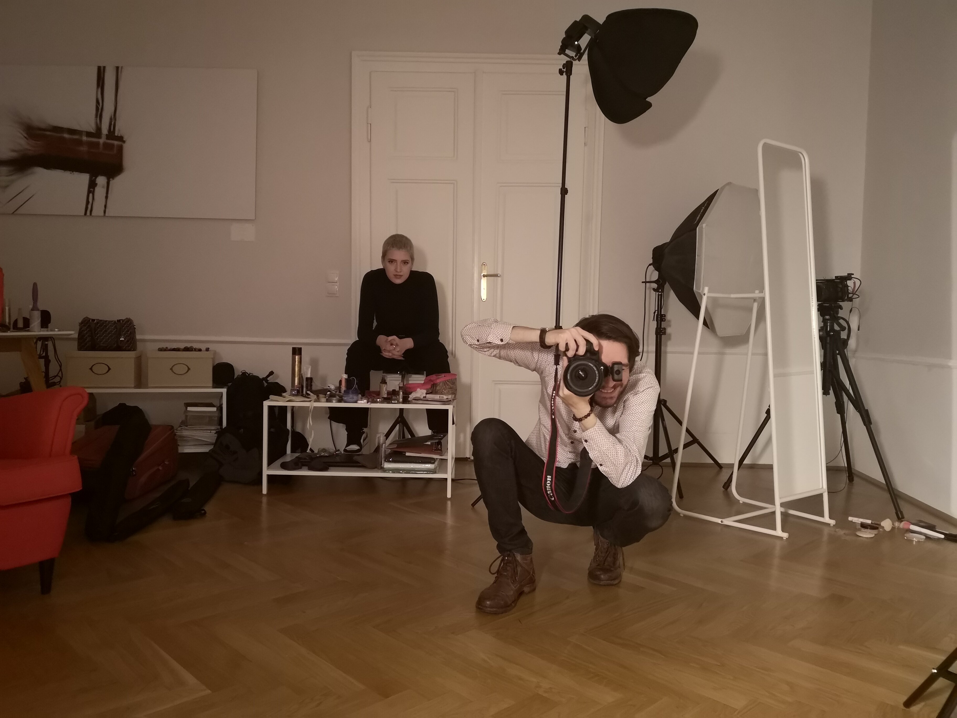 ein Mensch mit Kamera vorm Gesicht