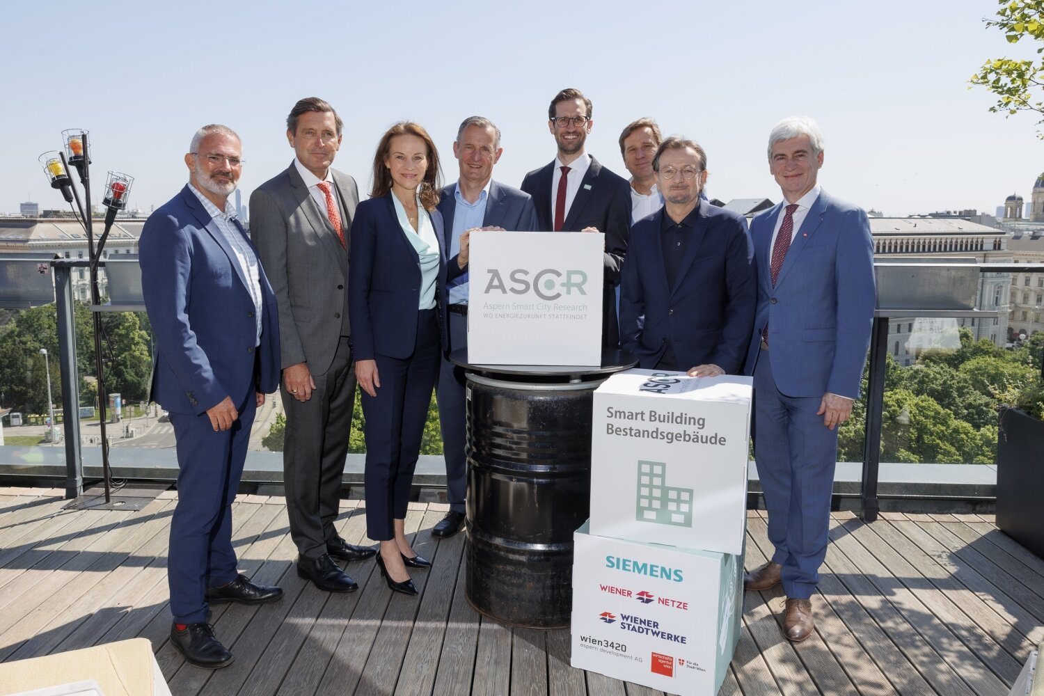 Mehrere Personen auf einer Terrasse mit gebrandeten Würfeln.