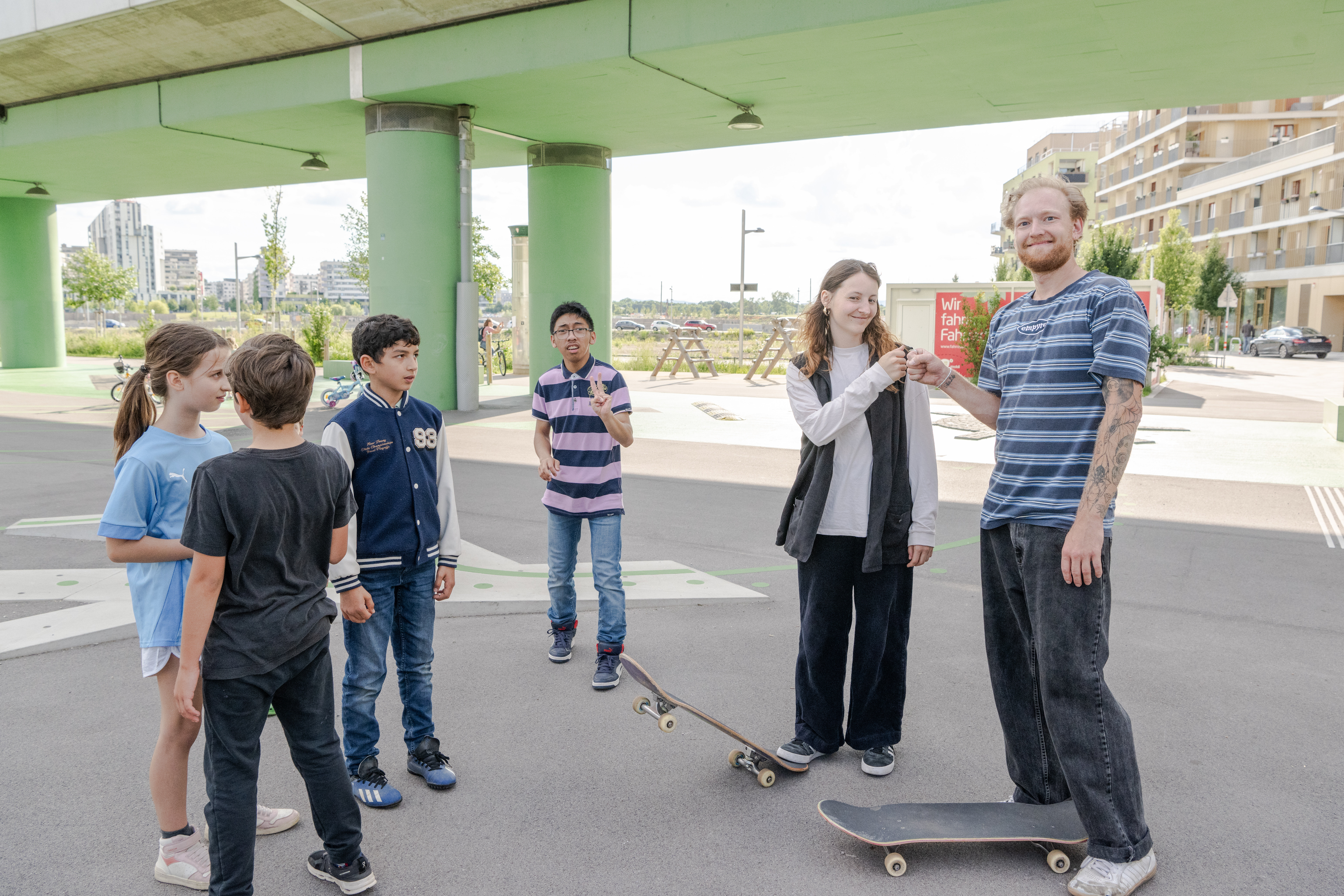 Menschen fahren auf Skateboards