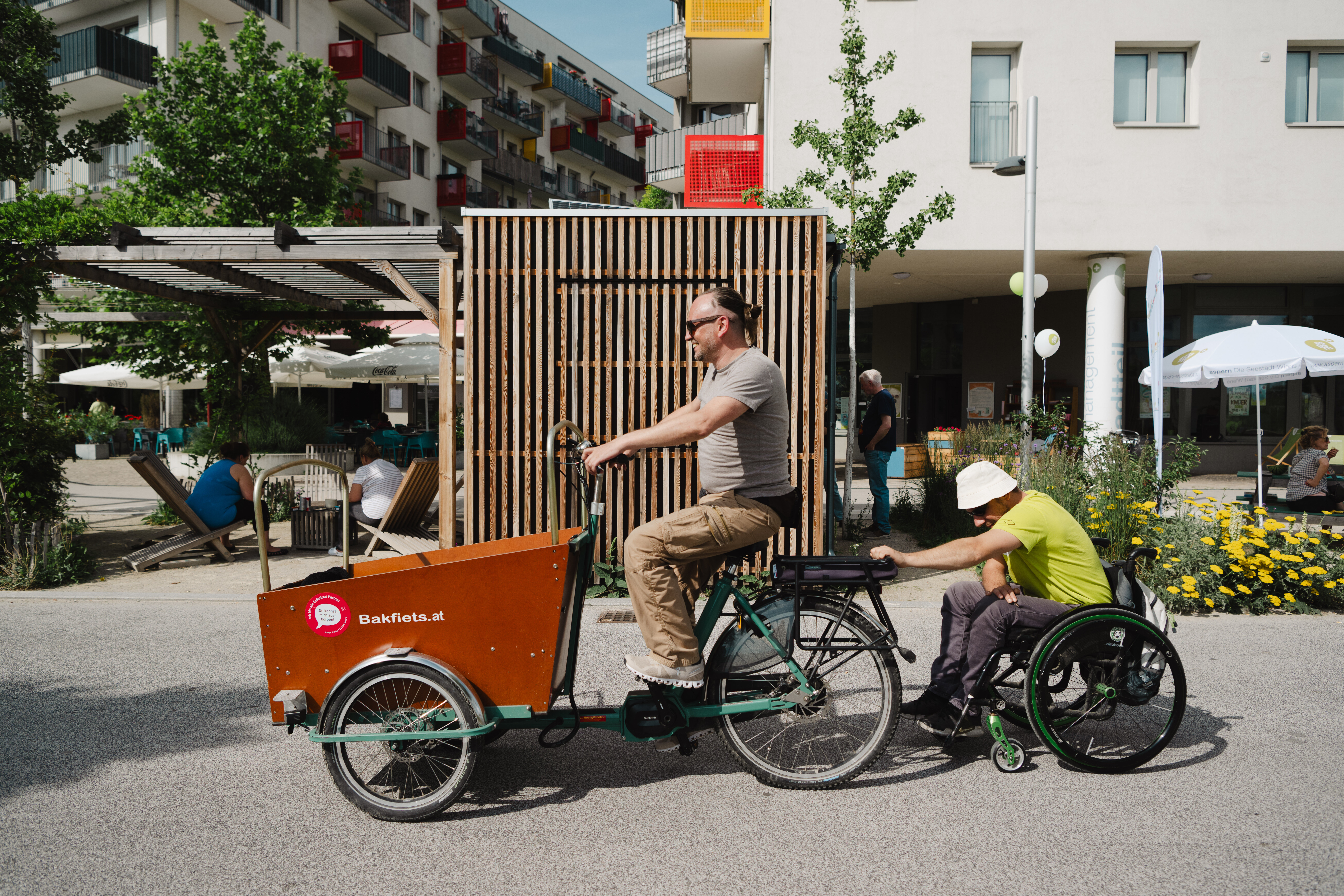 Mensch sitzt auf Lastenrad
