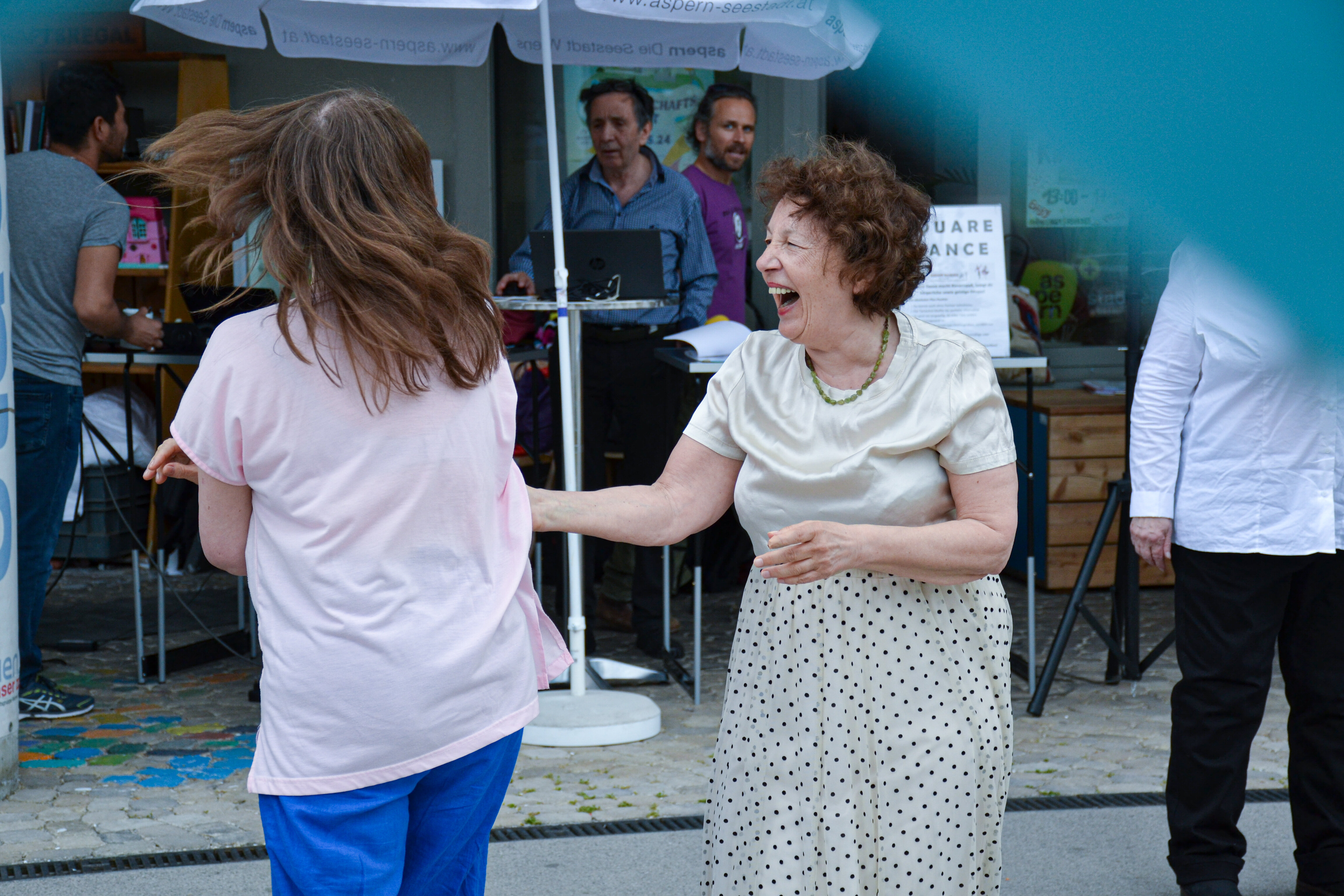 Zwei Frauen die tanzen