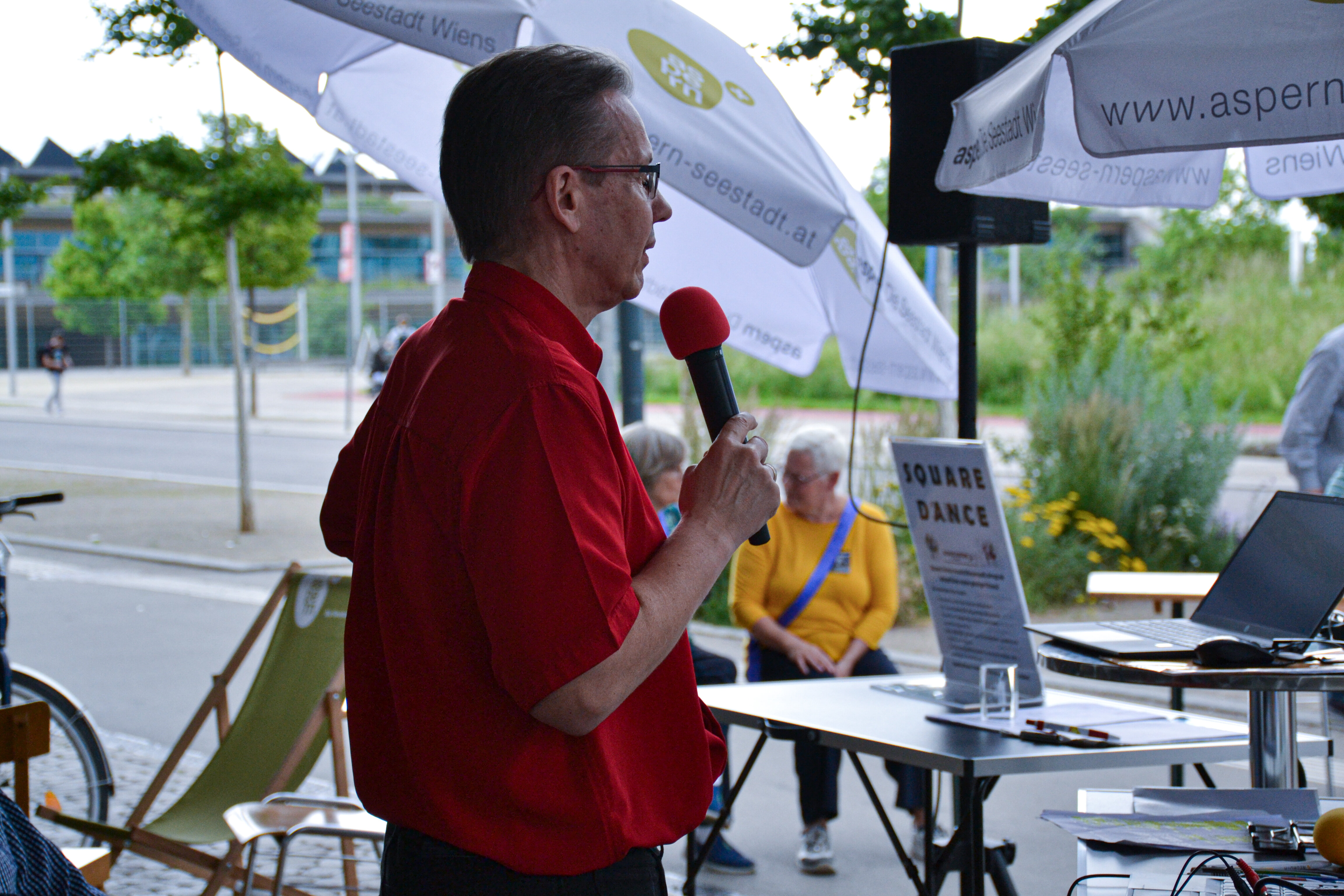 Ein Mann mit Mikrophon in der Hand