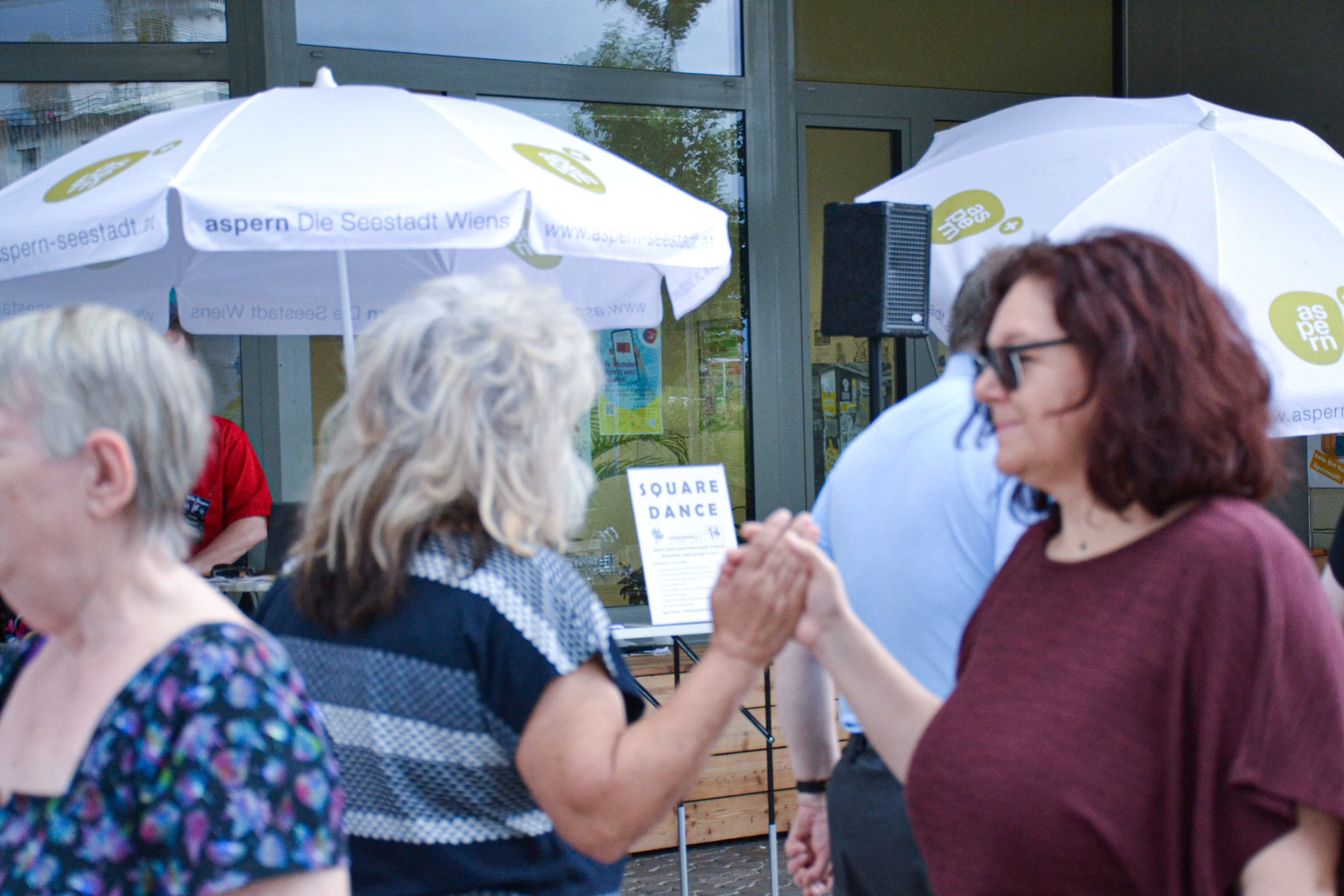 Zwei Frauen die tanzen