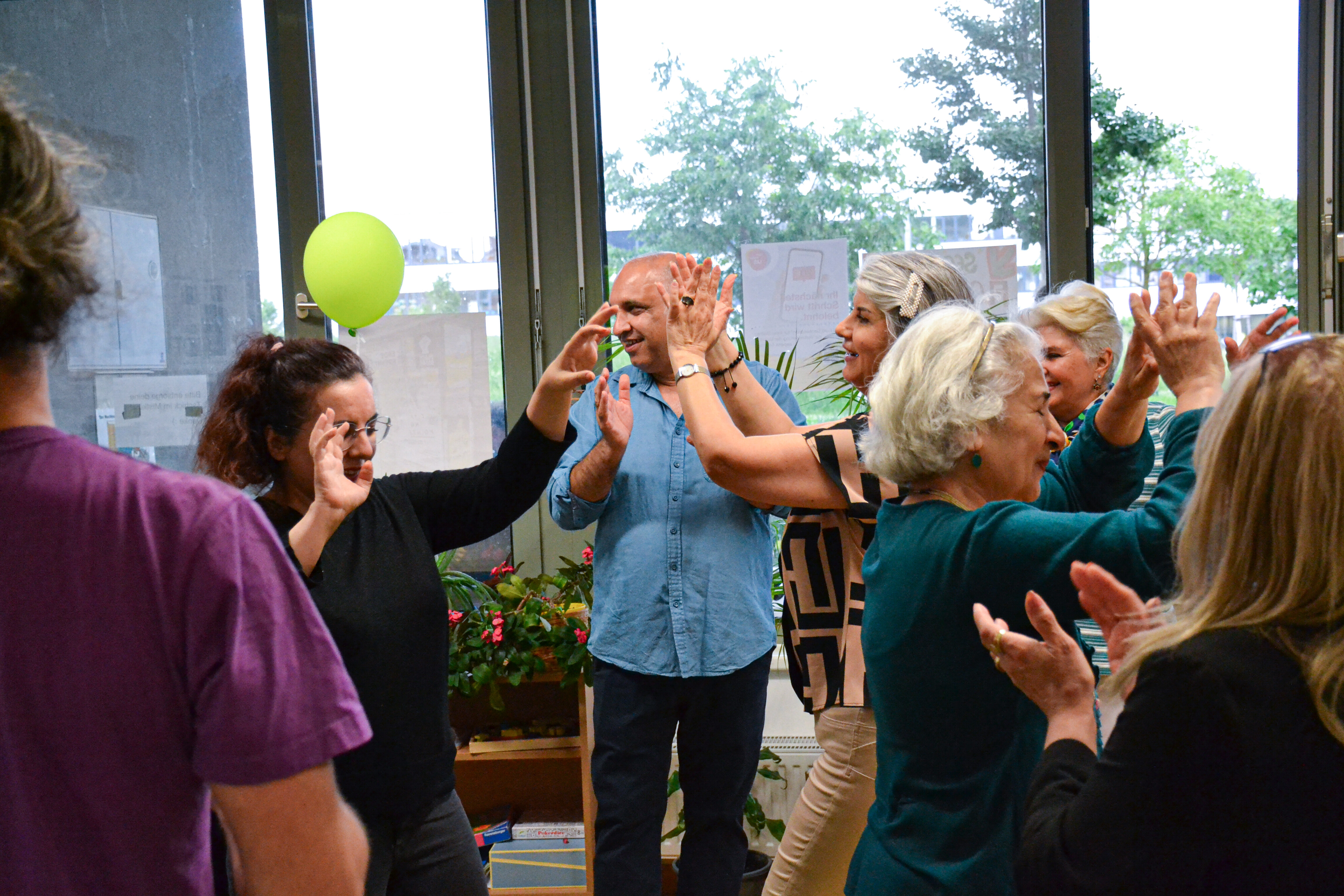 Menschen tanzen gemeinsam