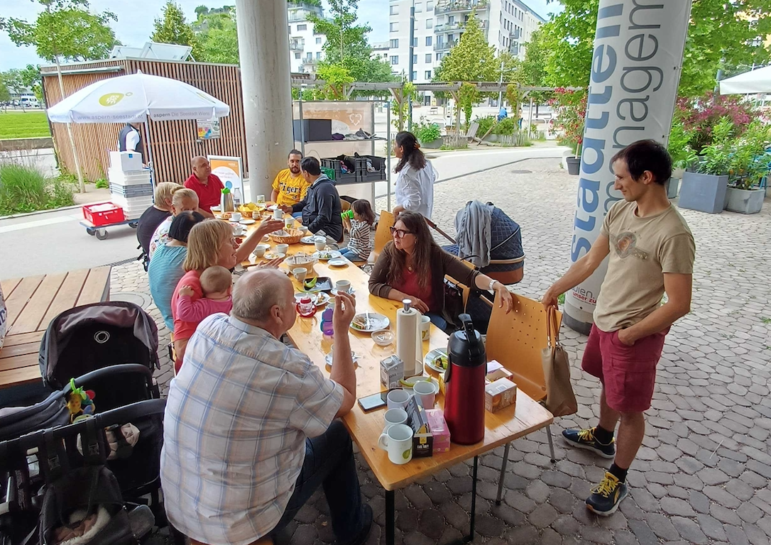 Stadtteil- Frühstück und Kleidertausch in der Sonne