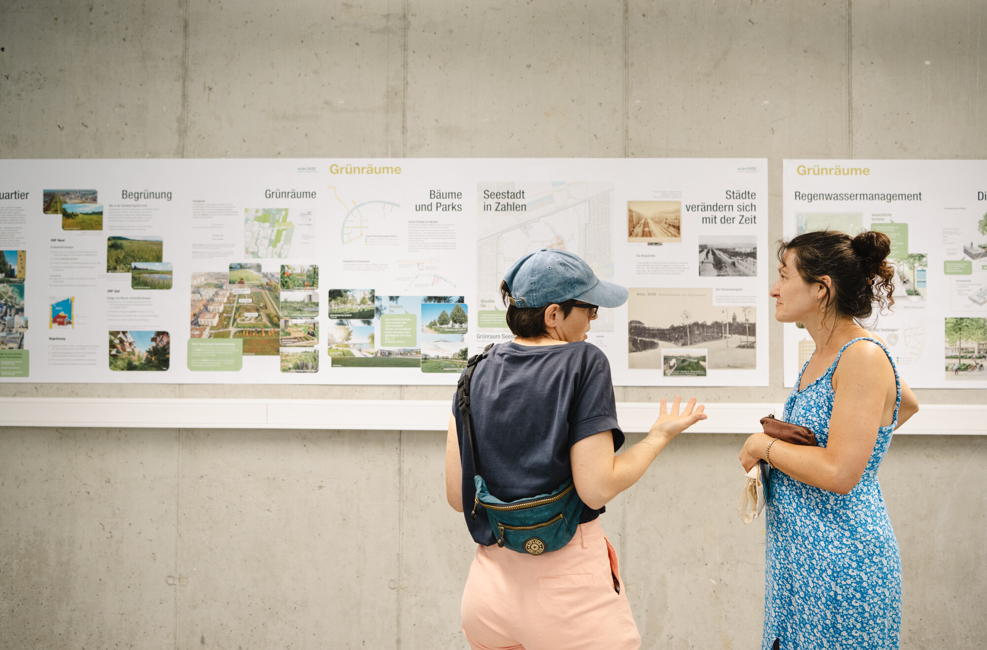 2 Menschen reden miteinander