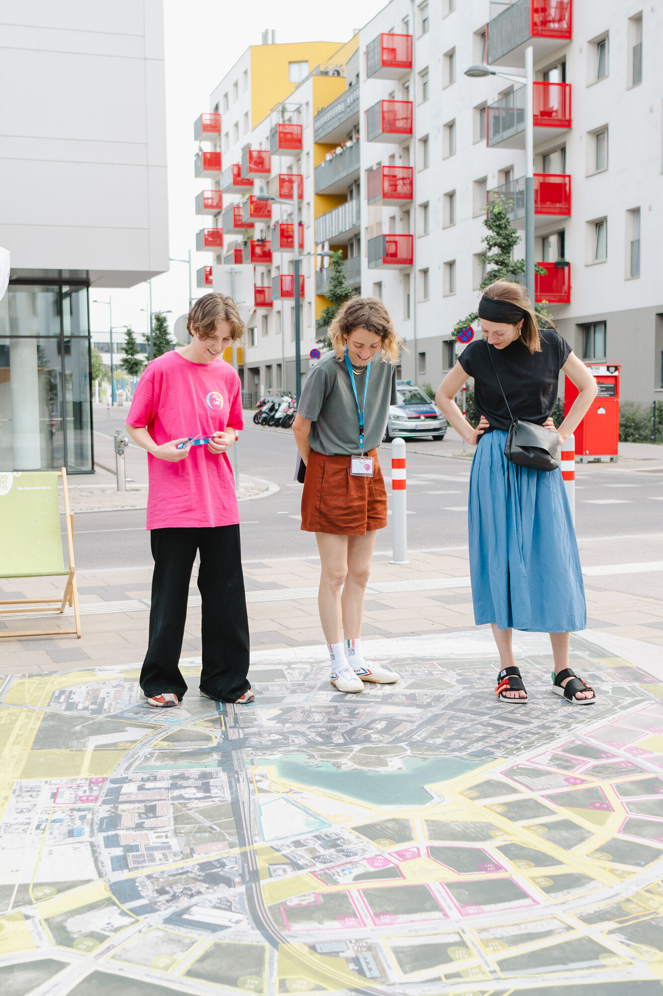 Menschen schauen auf ein Plakat am Boden