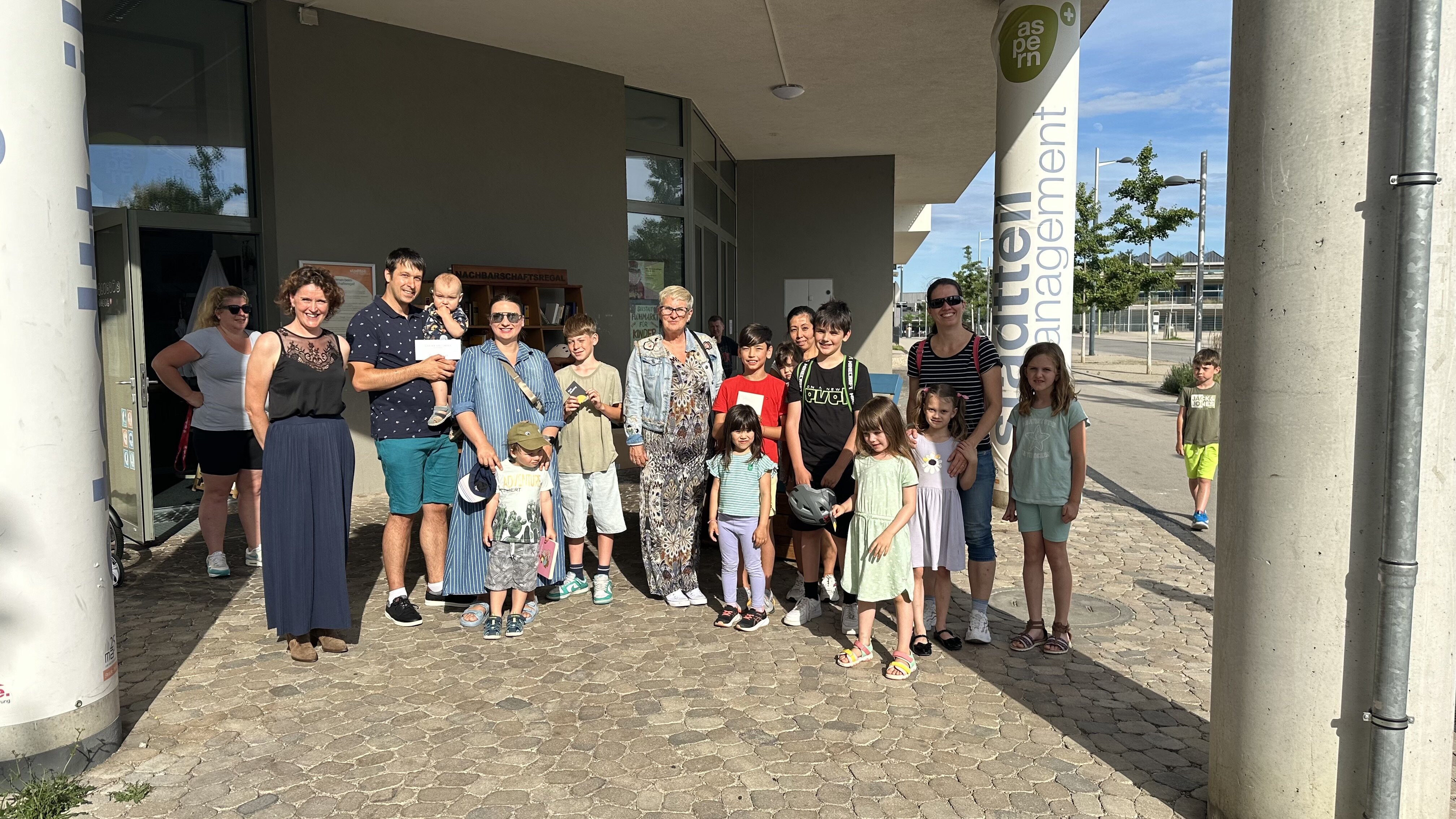 Menschen stehen als Gruppe zusammen