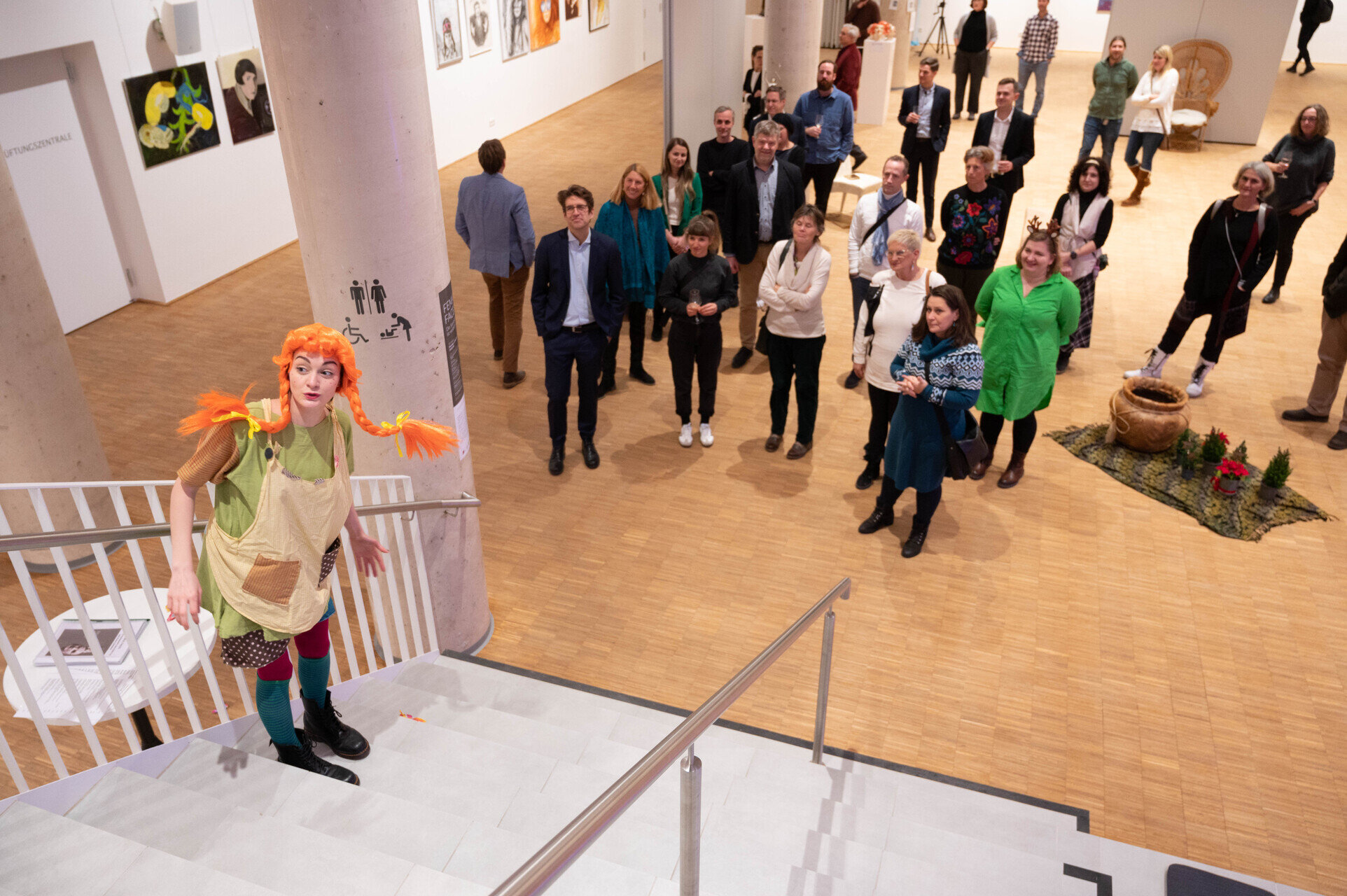 Eine Theaterfigur steht auf der Treppe