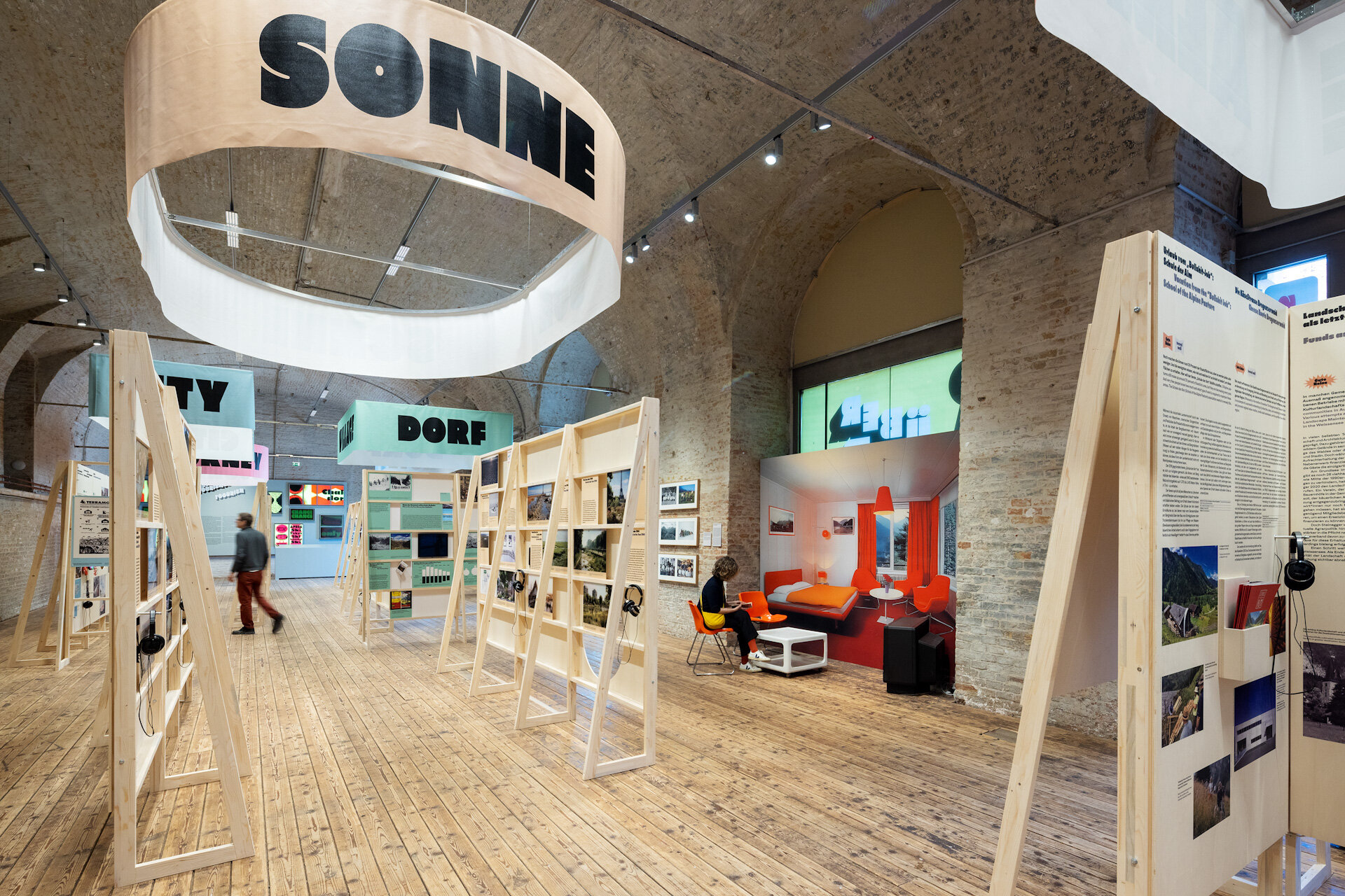 Über Tourismus: Ausstellung des Az W in der VHS Kulturgarage