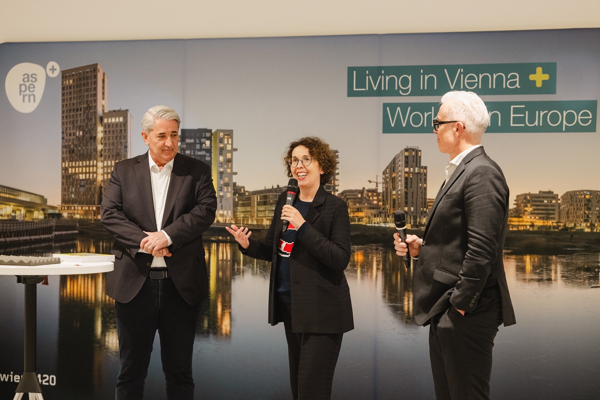 Ausstellung & Podiumsdiskussion „Über Tourismus“