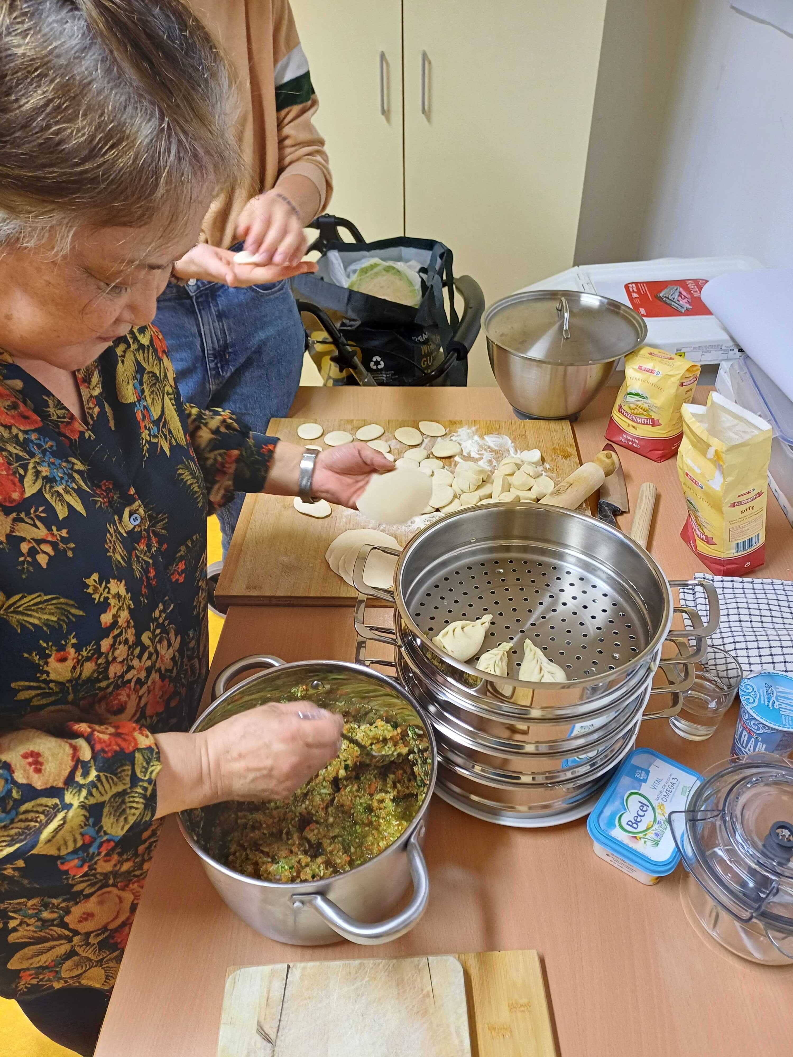 Menschen machen Teigtaschen
