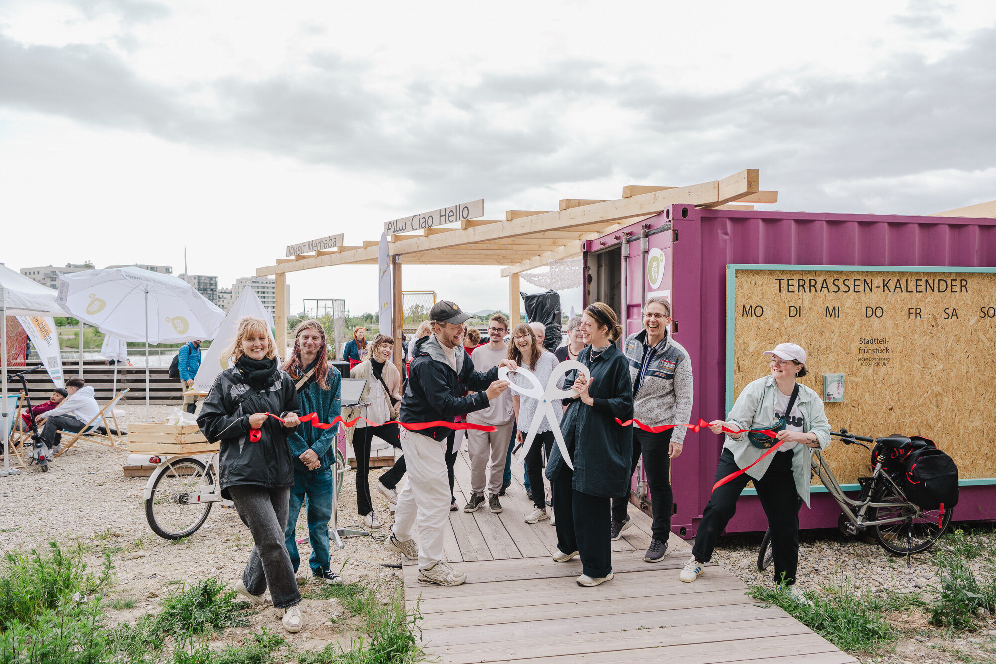 Ein neuer Treffpunkt am Wasser: Die Nachbarschafts-Terrasse am Pier lädt ein