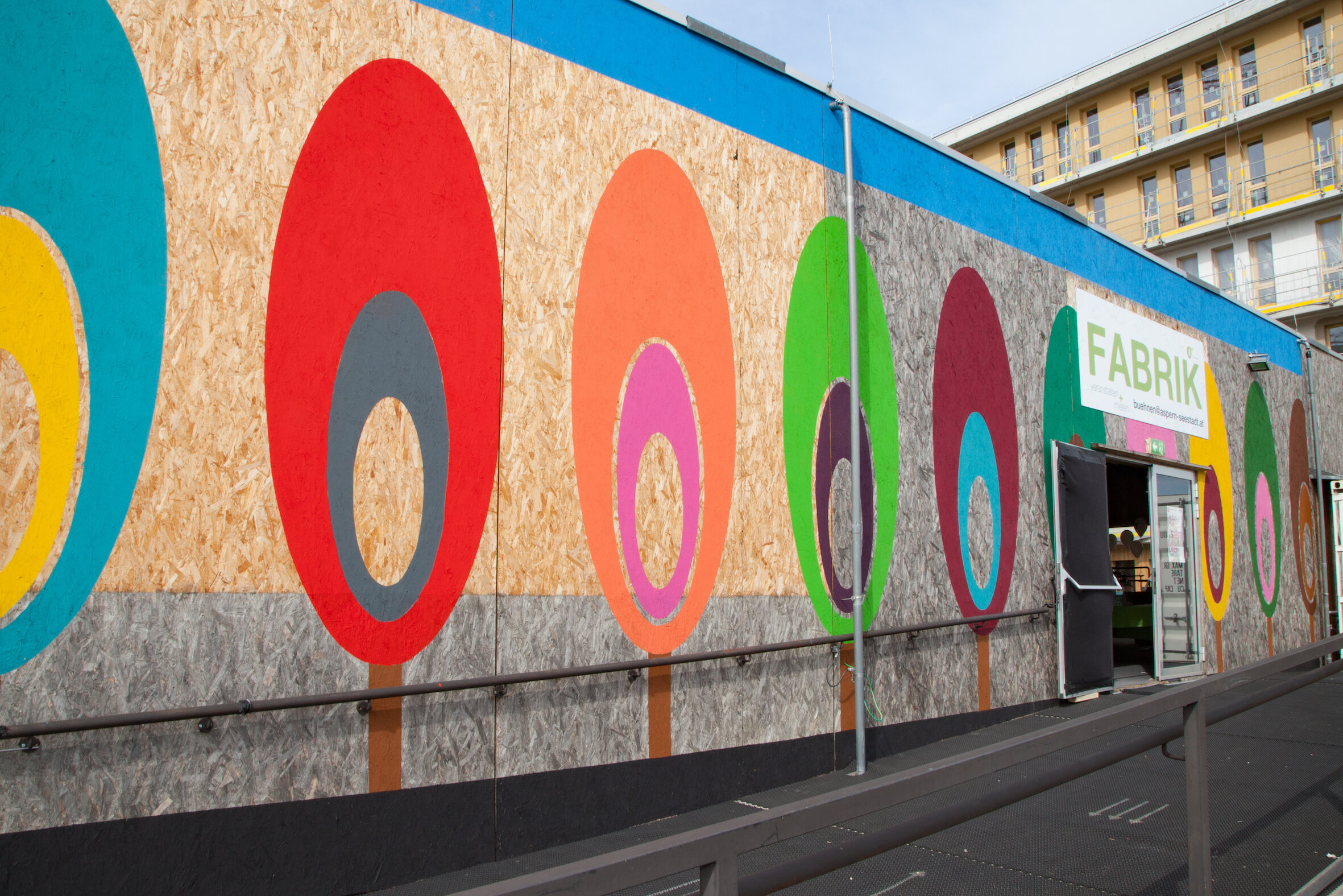 Kunstwerk von Gilbert Bretterbauer auf Veranstaltungsraum FABRIK in aspern Seestadt