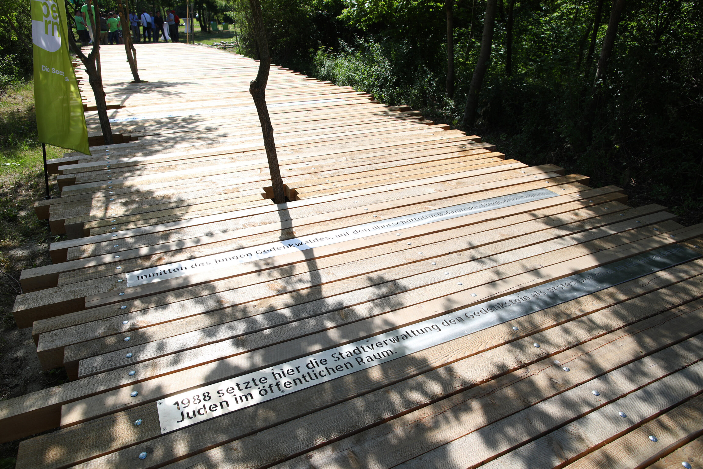 Mahlmal aus Baumstämmen zur Erinnerung an über 65.000 österreichischen Jüdinnen und Juden, die dem Nationalsozialismus zum Opfer fielen
