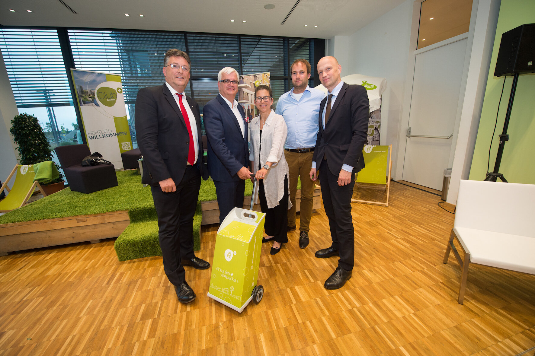 V.l.n.r.: WU-Professor Dieter Scharitzer, CEO der SES Group Marcus Wild, Modepalast-Geschäftsführerin May-Britt Alroé-Fischer, Trendforscher Sebastian Raßmann, Wien 3420 Vorstand Alexander Kopecek,