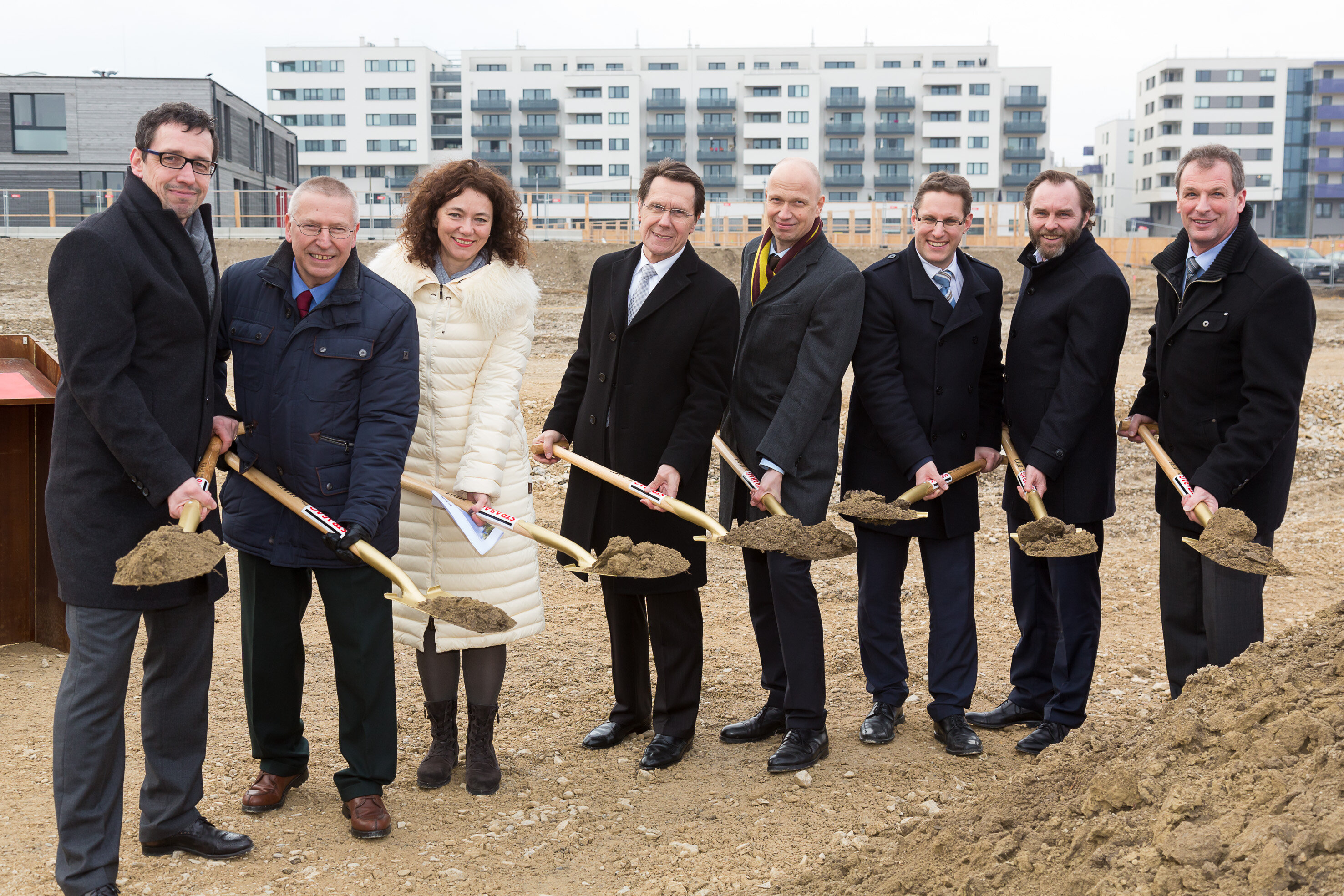 Gemeinsamer Spatenstich: v.l.n.r. Markus Engerth, STRABAG AG, Walter Tancsits, STUWO Gemeinnützige Studentenwohnbau AG, Regina Feimüller-Söllinger, Freimüller Söllinger Architektur ZT GmbH, Stefan Gregorich, WBV-GÖD, Alexander Kopecek, Wien 3420 Aspern Development AG, Martin Clemens Weber und Gerald Parzer, beide Erste ÖSW Wohnbauträger GmbH, Karl Gasta, Stv. Bezirksvorsteher Wien Donaustadt