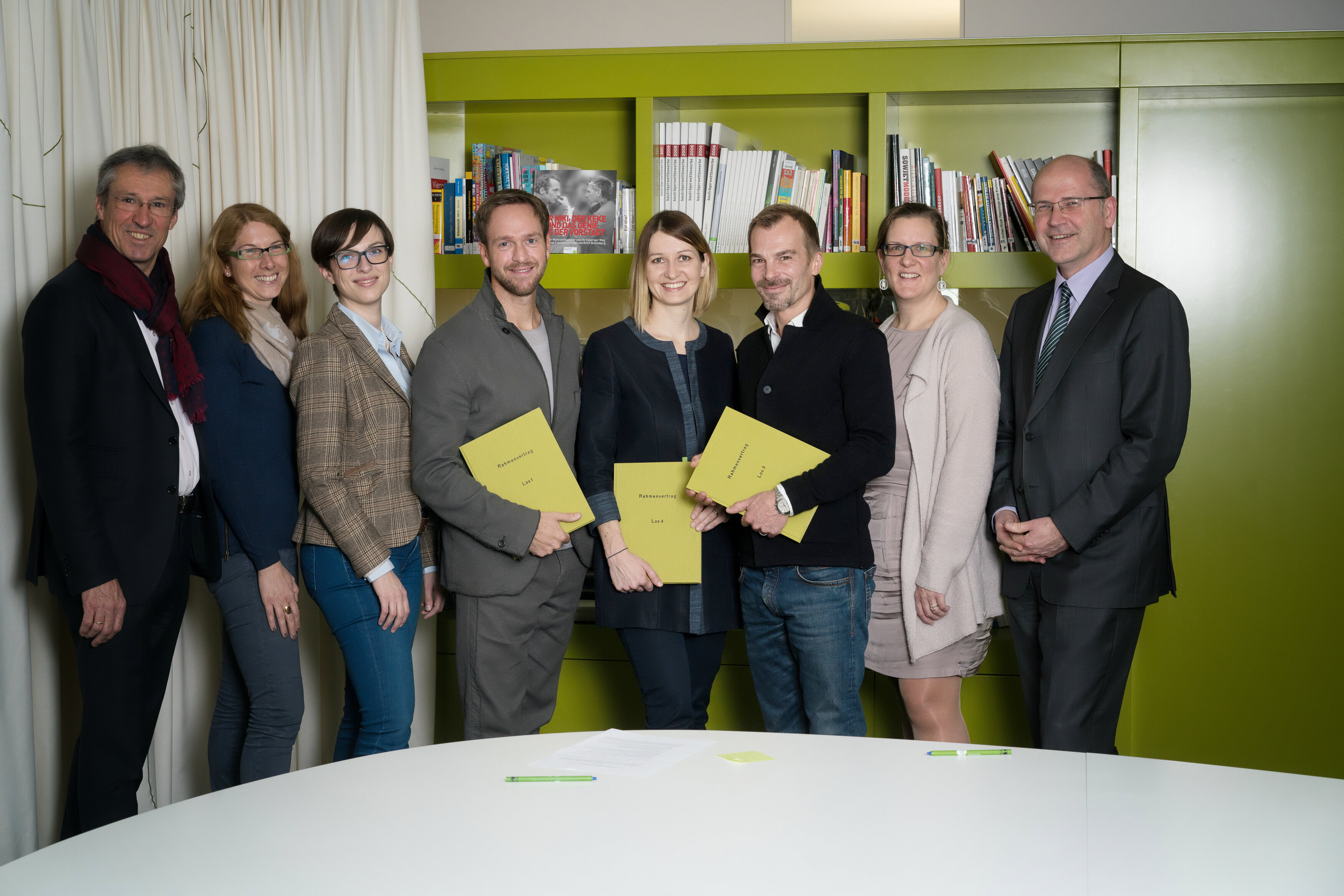 Gruppenfoto bei der Vertragsunterzeichnung der Kommunikationsagenturen von aspern Seestadt