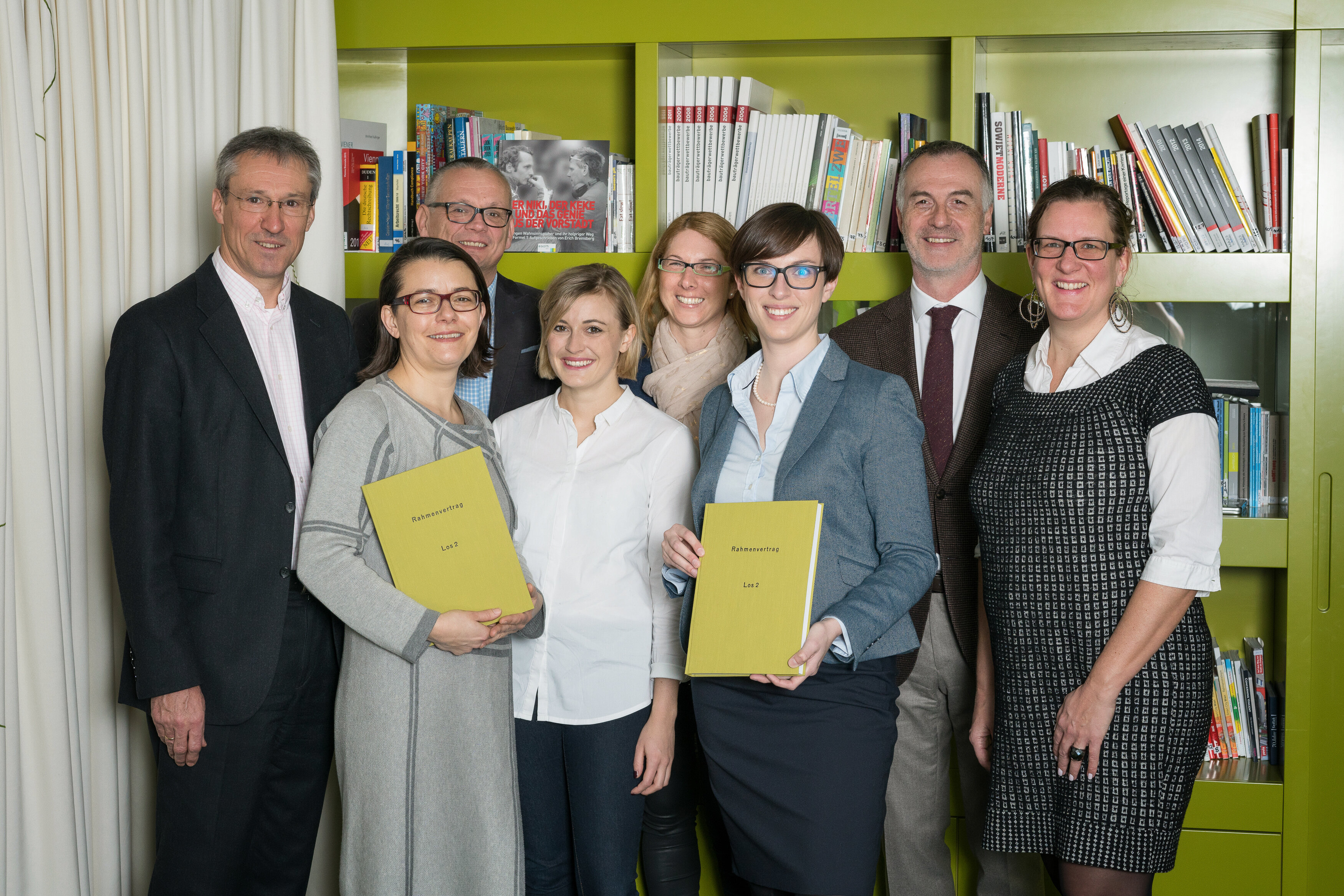 Gruppenfoto bei der Vertragsunterzeichnung der Kommunikationsagenturen von aspern Seestadt