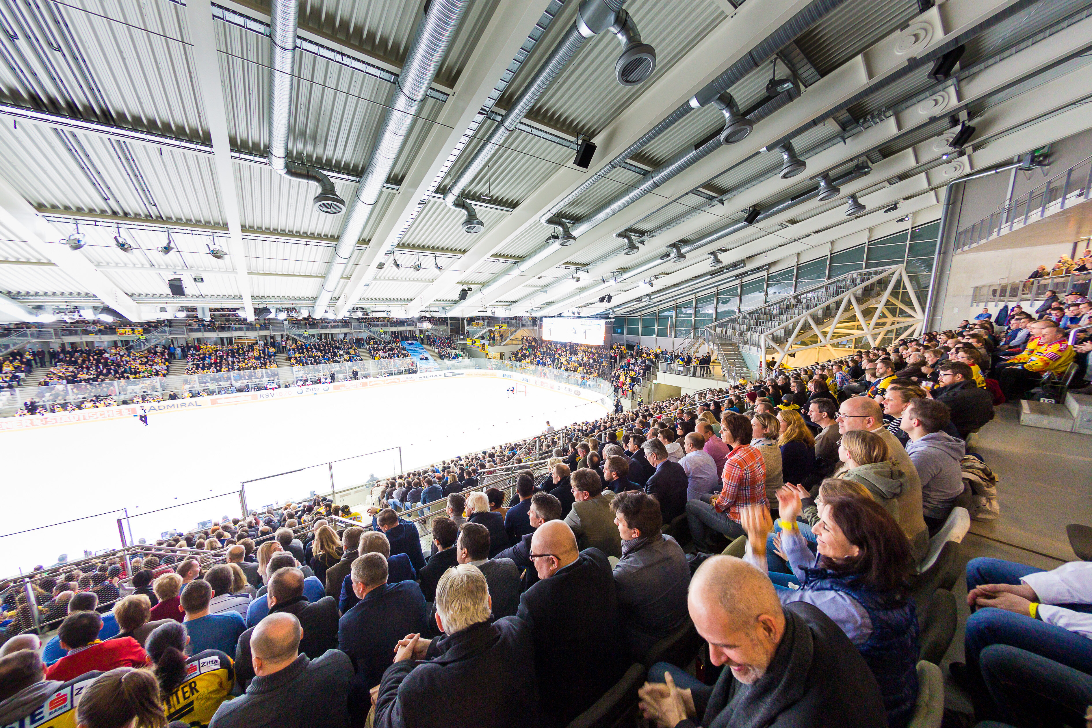 Tribüne beim Eishockyspiel UPC Vienna Capitals gegen EC Red Bull Salzburg