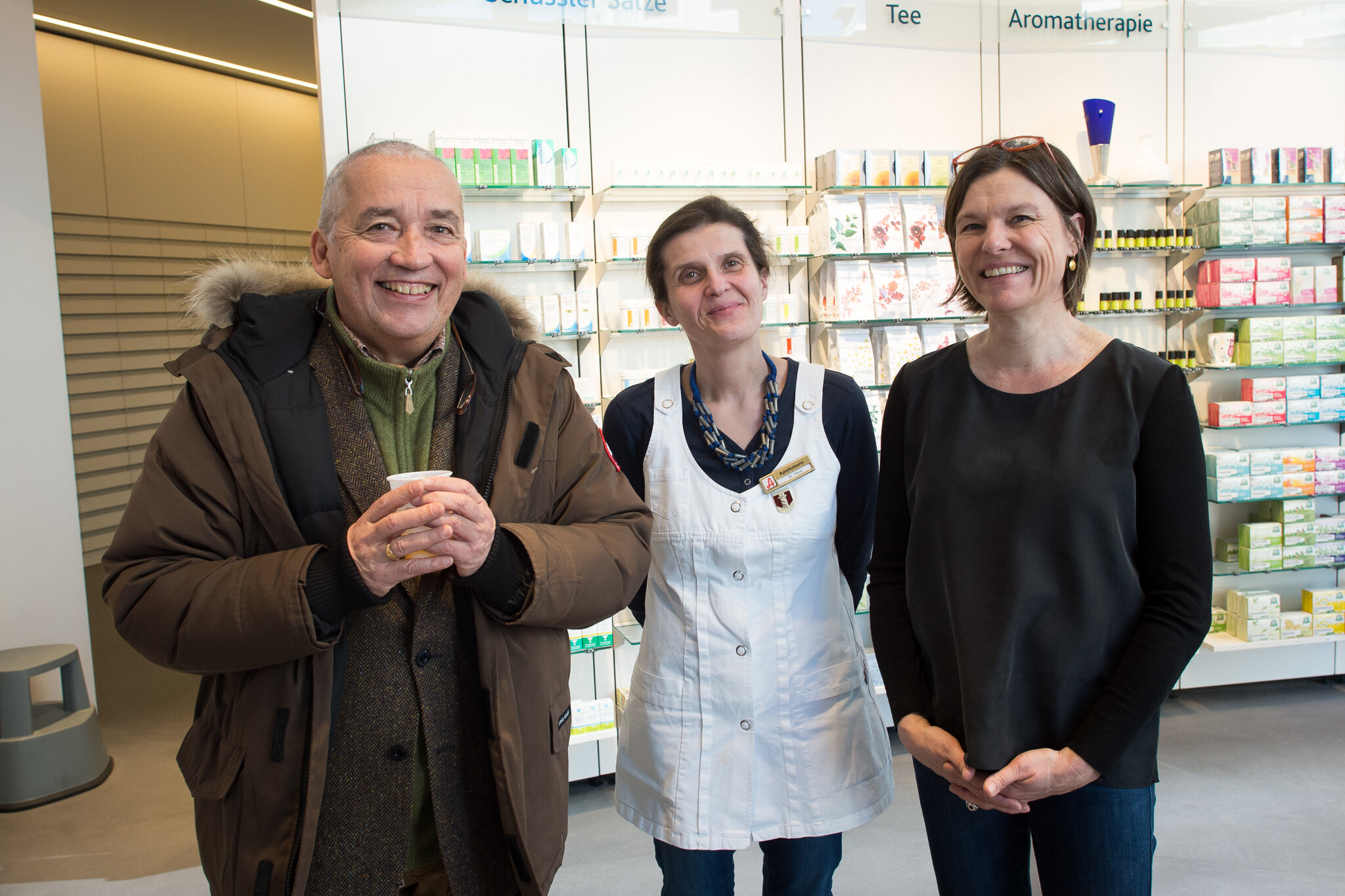 Glücksminister Dr. Tho gemeinsam mit Silvia Marei und Silvia Schlagintweit in der Seestadt Apotheke (v.l.n.r.)