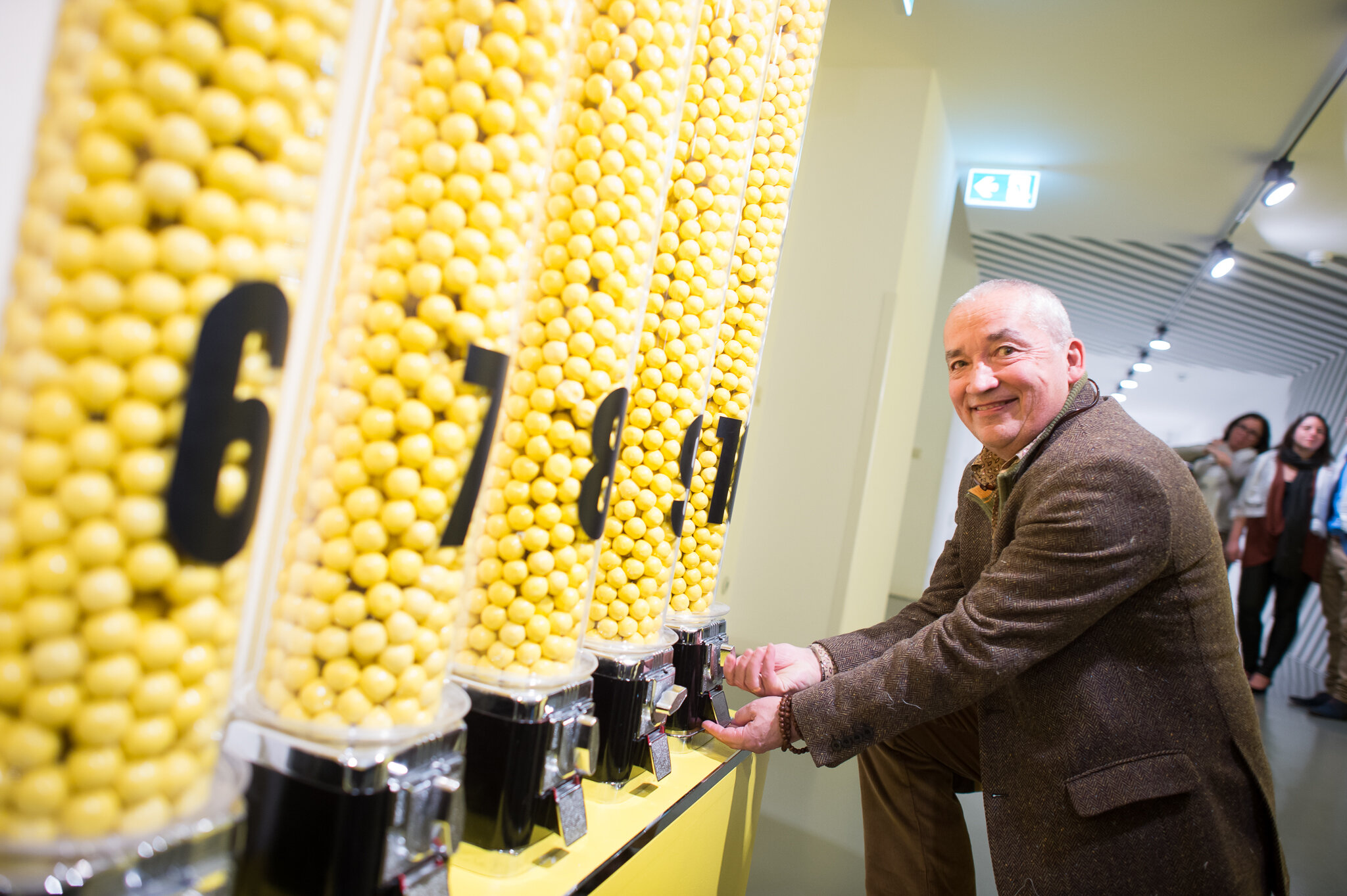 Glücksminister Tho in Stefan Sagmeisters Ausstellung „The Happy Show“