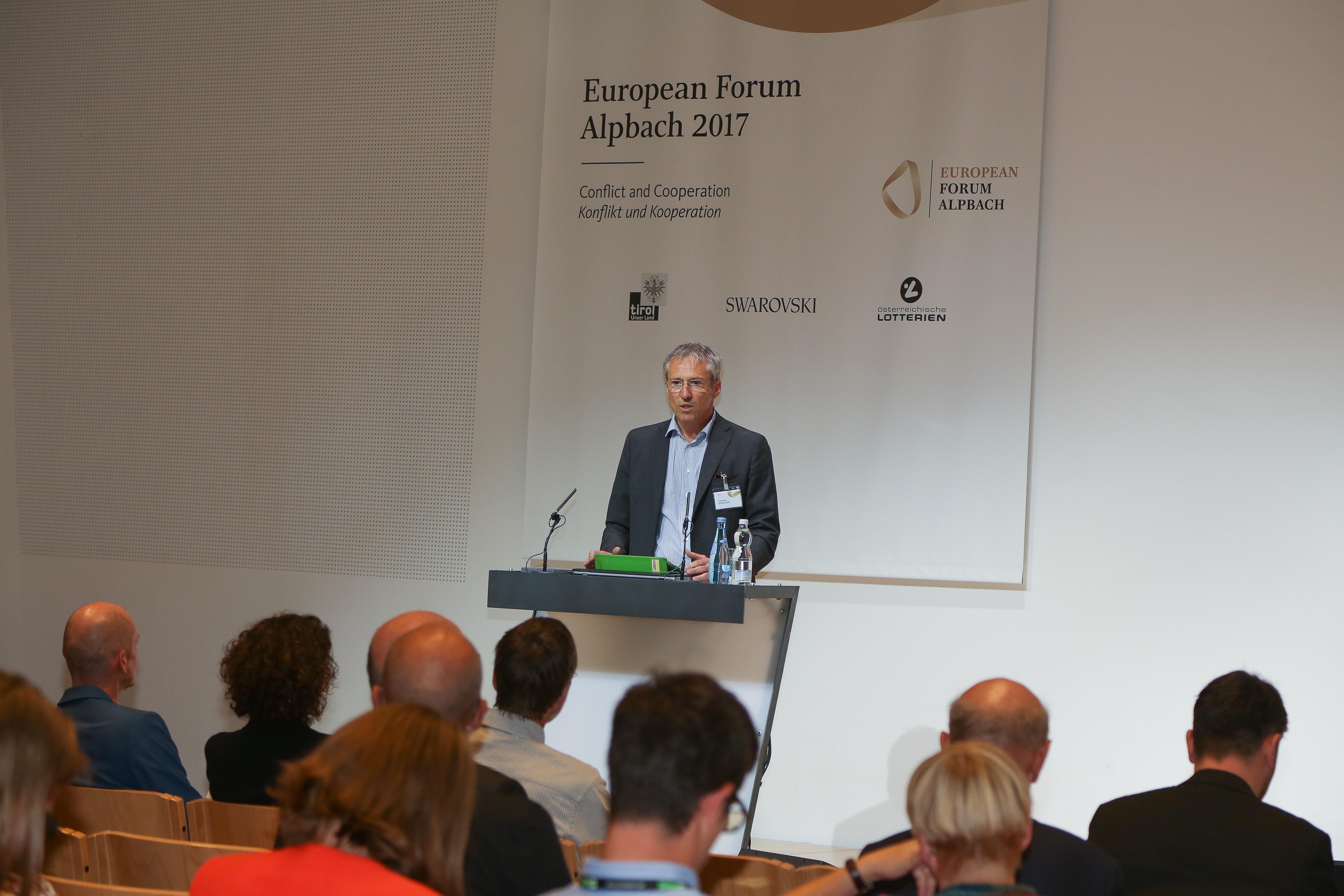 Gerhard Schuster eröffnet die Paneldiskussion