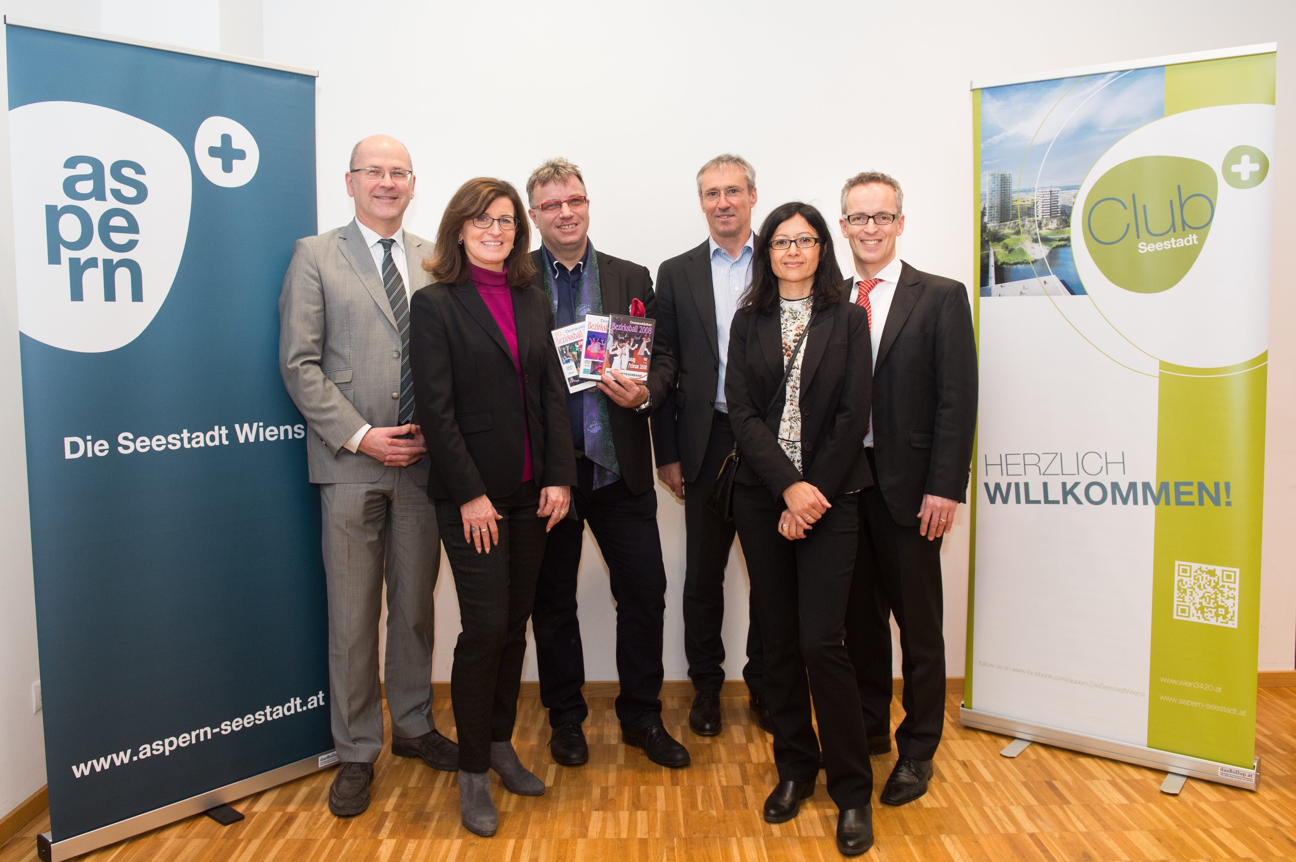 v.l.n.r.: Heinrich Kugler, Vorstand wien 3420 AG; Christine Spiess, Projektleitung Seestadt Aspern; Erich Stuhl, Geschäftsführer Stuhl Industries; Gerhard Schuster, CEO wien 3420 AG; Josefina Gastaldi und Werner Weiss, beide Wirtschaftsagentur Wien