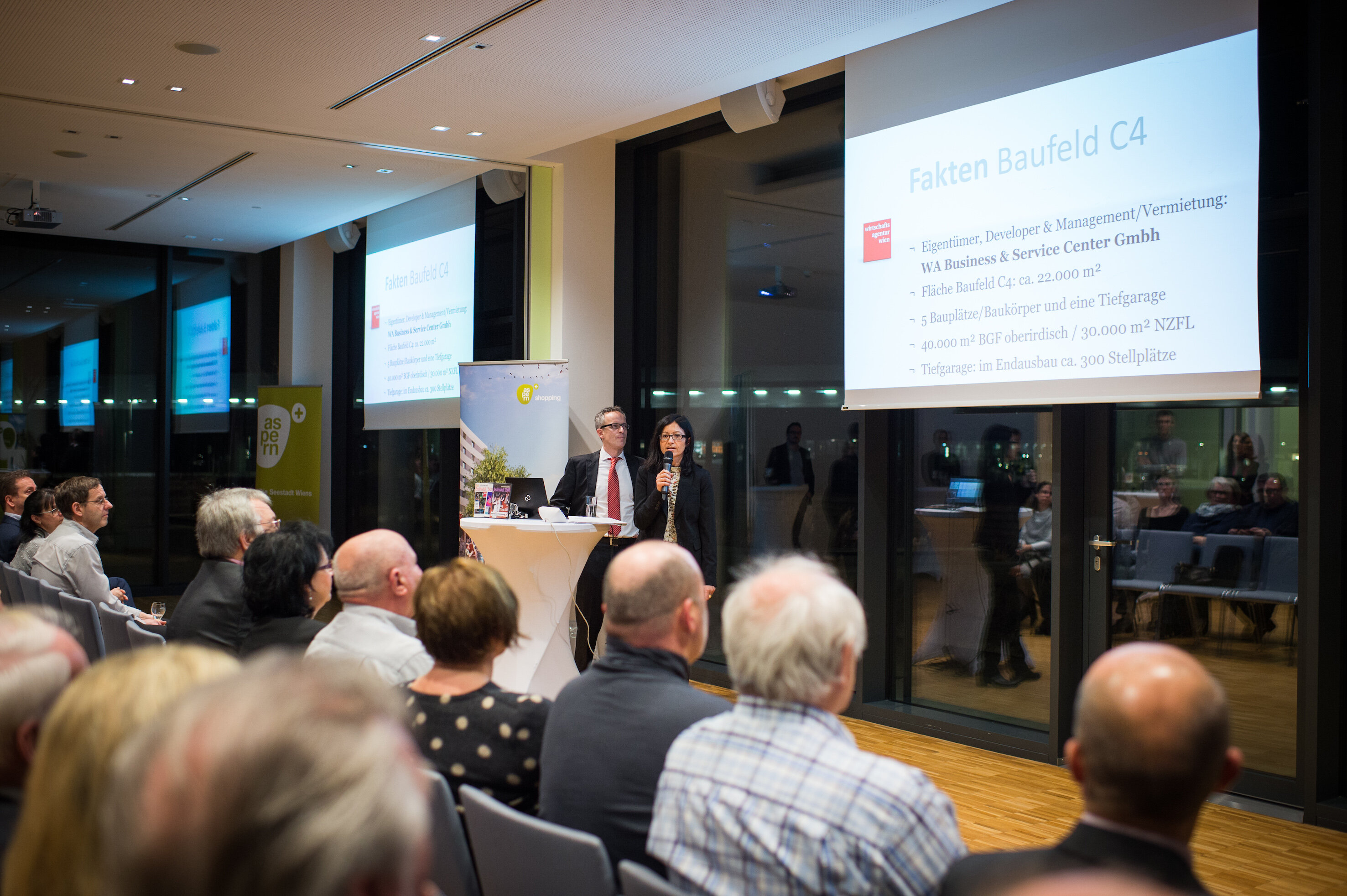 Josefina Gastaldi und Werner Weiss, beide Wirtschaftsagentur Wien, präsentieren die Erweiterung des Technologiezentrums Seestadt