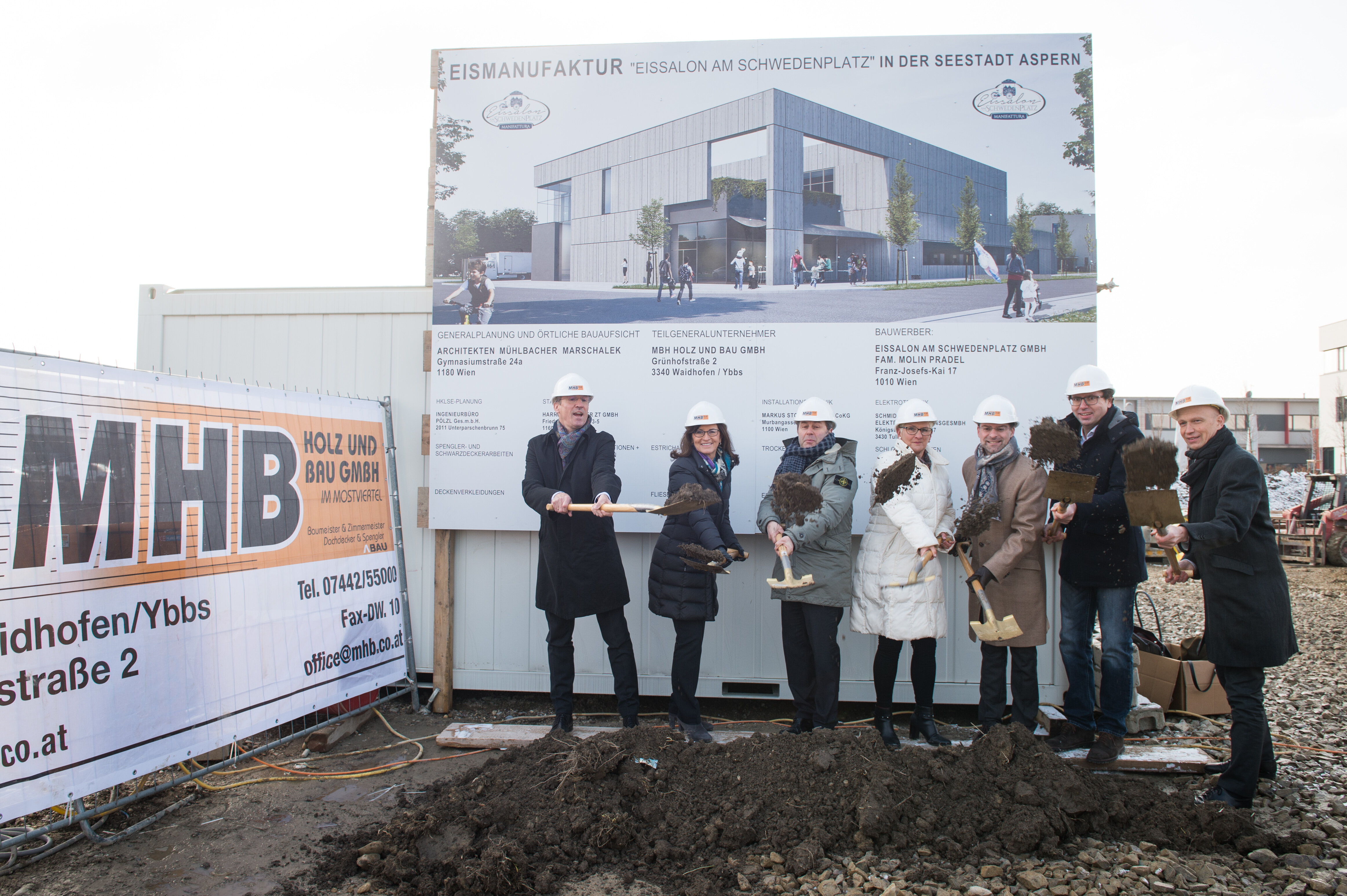 v.l.n.r.: Gerhard Schuster, Vorstand wien 3420 AG; Christine Spiess, Projektleitung Seestadt Aspern; Silvio Molin-Pradel, Bauherr; Gabriele Plank, Bezirksrätin aus der Donaustadt; Viktor Marschalek, Architekten Mühlbacher Marschalek; Karl-Heinz Pabst, MHB – Holz und Bau GmbH; Alexander Kopecek, Vorstand wien 3420 AG