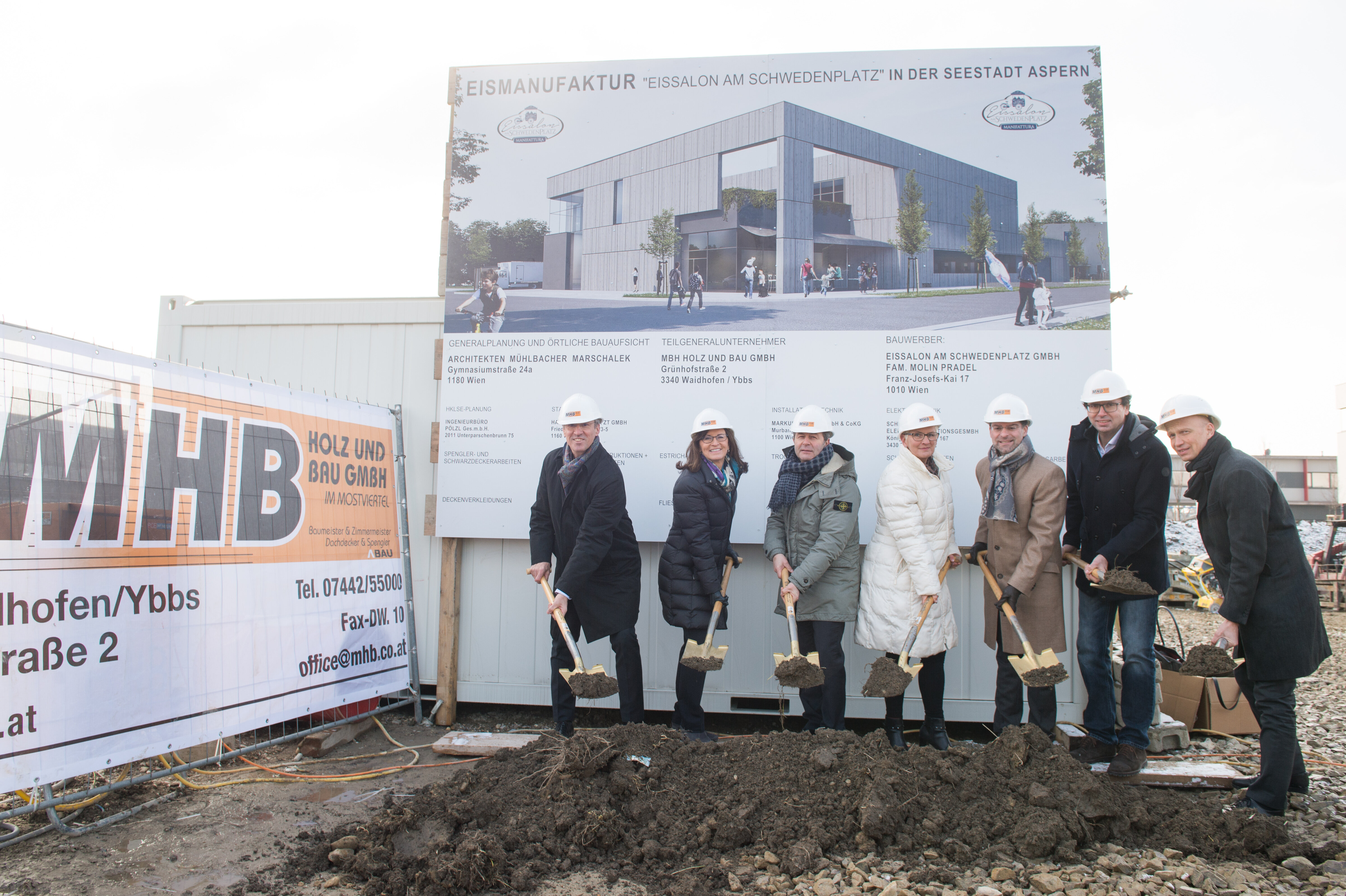 v.l.n.r.: Gerhard Schuster, Vorstand wien 3420 AG; Christine Spiess, Projektleitung Seestadt Aspern; Silvio Molin-Pradel, Bauherr; Gabriele Plank, Bezirksrätin aus der Donaustadt; Viktor Marschalek, Architekten Mühlbacher Marschalek; Karl-Heinz Pabst, MHB – Holz und Bau GmbH; Alexander Kopecek, Vorstand wien 3420 AG