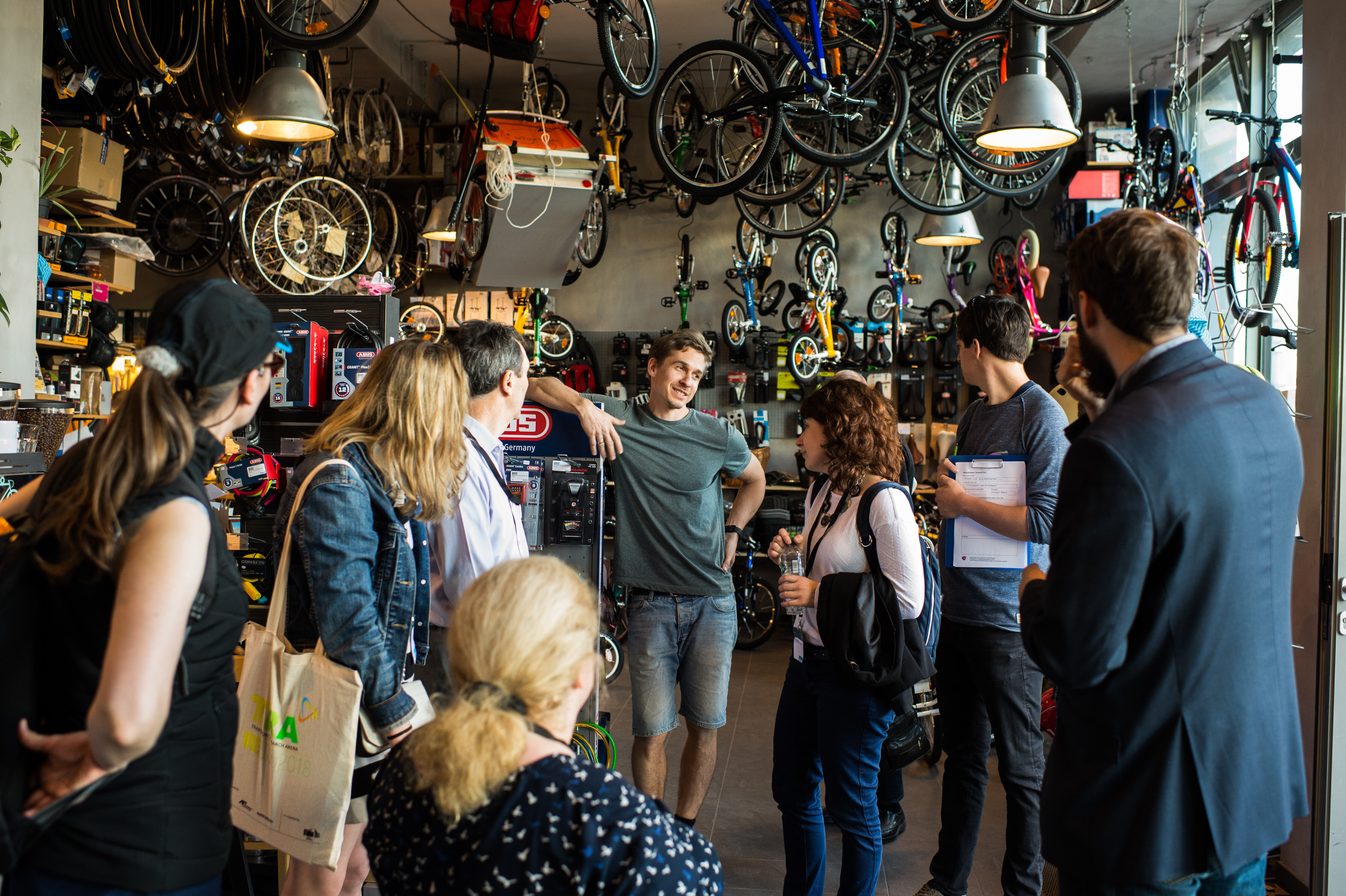 BesucherInnen im Seestädter Fahrradcafé United in Cycling