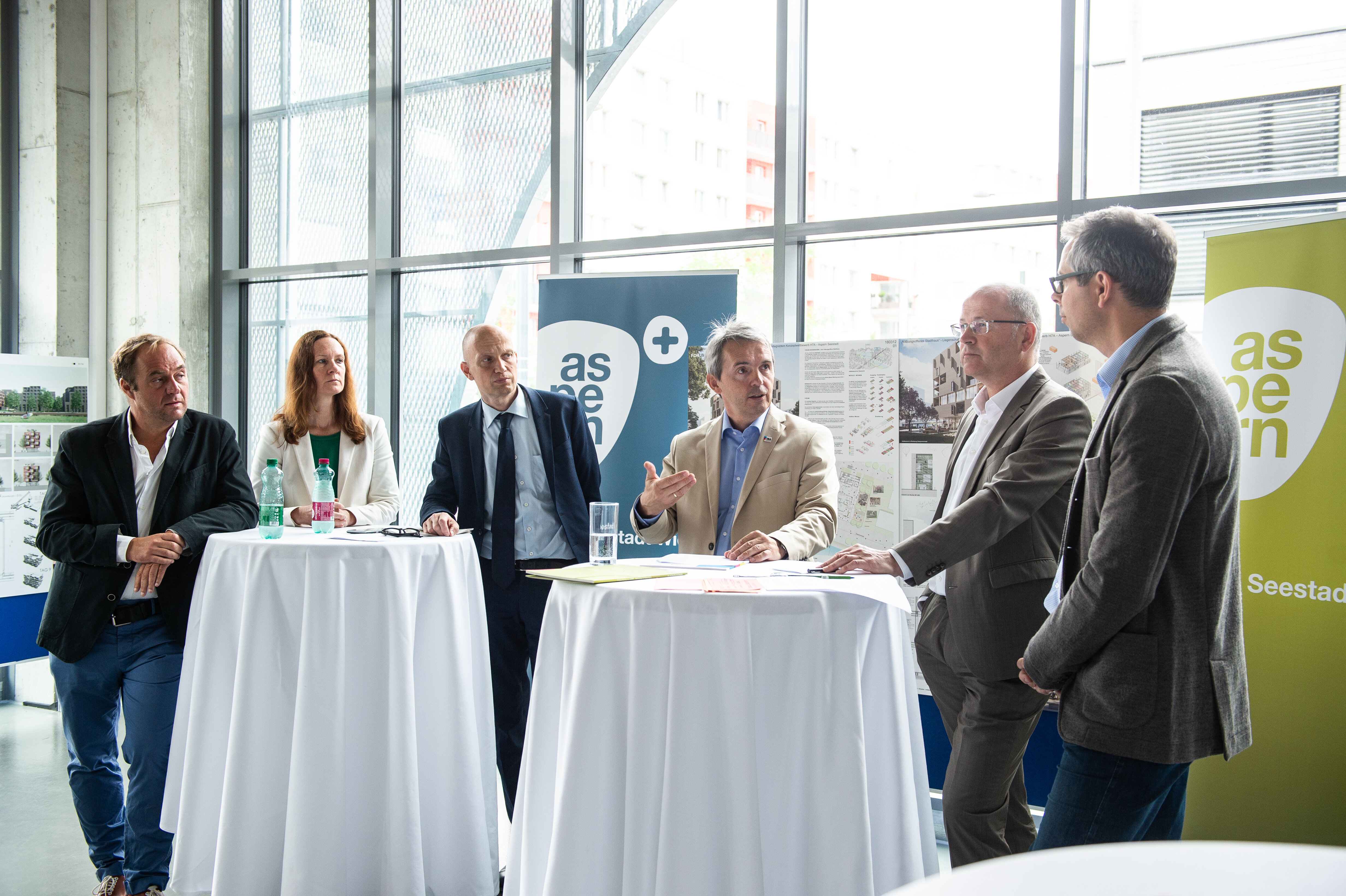 Im Bild v.l.n.r.: Josef Saller (Architekturbüro heri&salli), Barbara Fritsch-Raffelsberger (Familienwohnbau), Alexander Kopecek (Wien 3420 AG), Kurt Hofstetter (IBA_Wien 2022), Heinrich Kugler (Wien 3420 AG), Peter Hinterkörner (Wien 3420 AG);