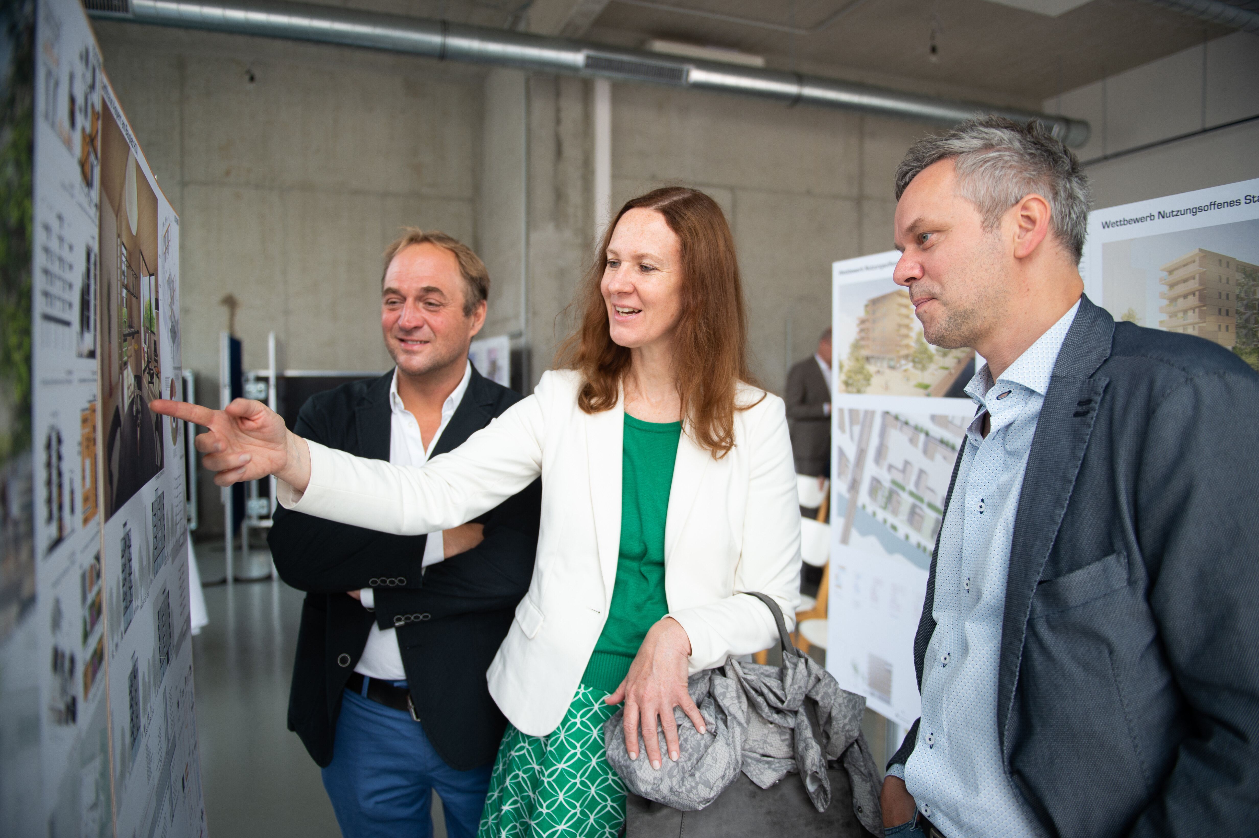 Die Architekten Josef Saller und Heribert Wolfmayr (links bzw. rechts im Bild) und Barbara Fritsch-Raffelsberger (Familienwohnbau) präsentierten das Konzept für das Projekt „Forum Am Seebogen“.